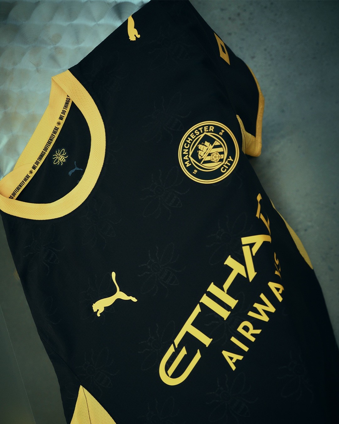 Maglia away del Manchester City 2026-2027 nel segno della Worker Bee