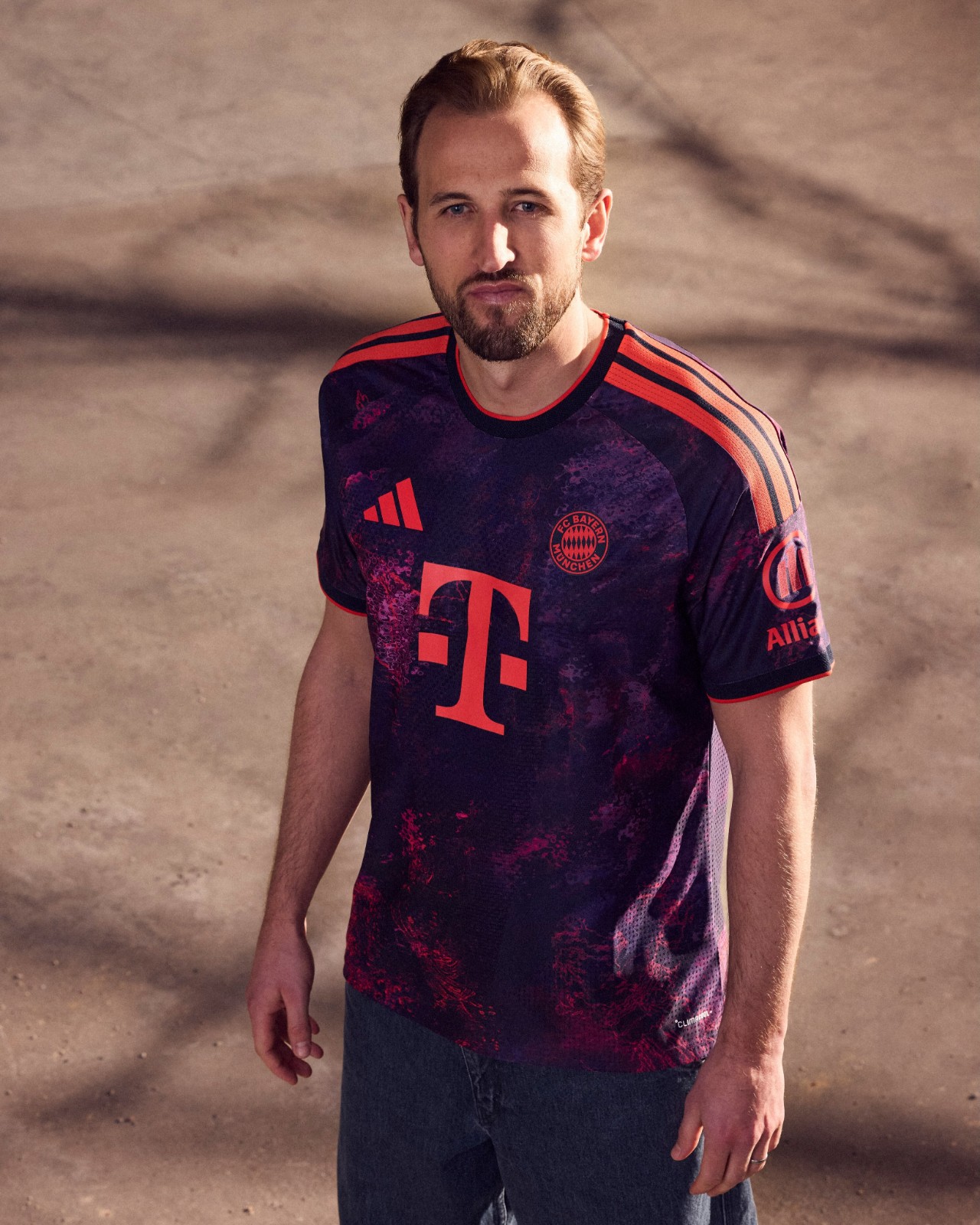 La terza maglia del Bayern Monaco 2026-2027 celebra quattro momenti storici