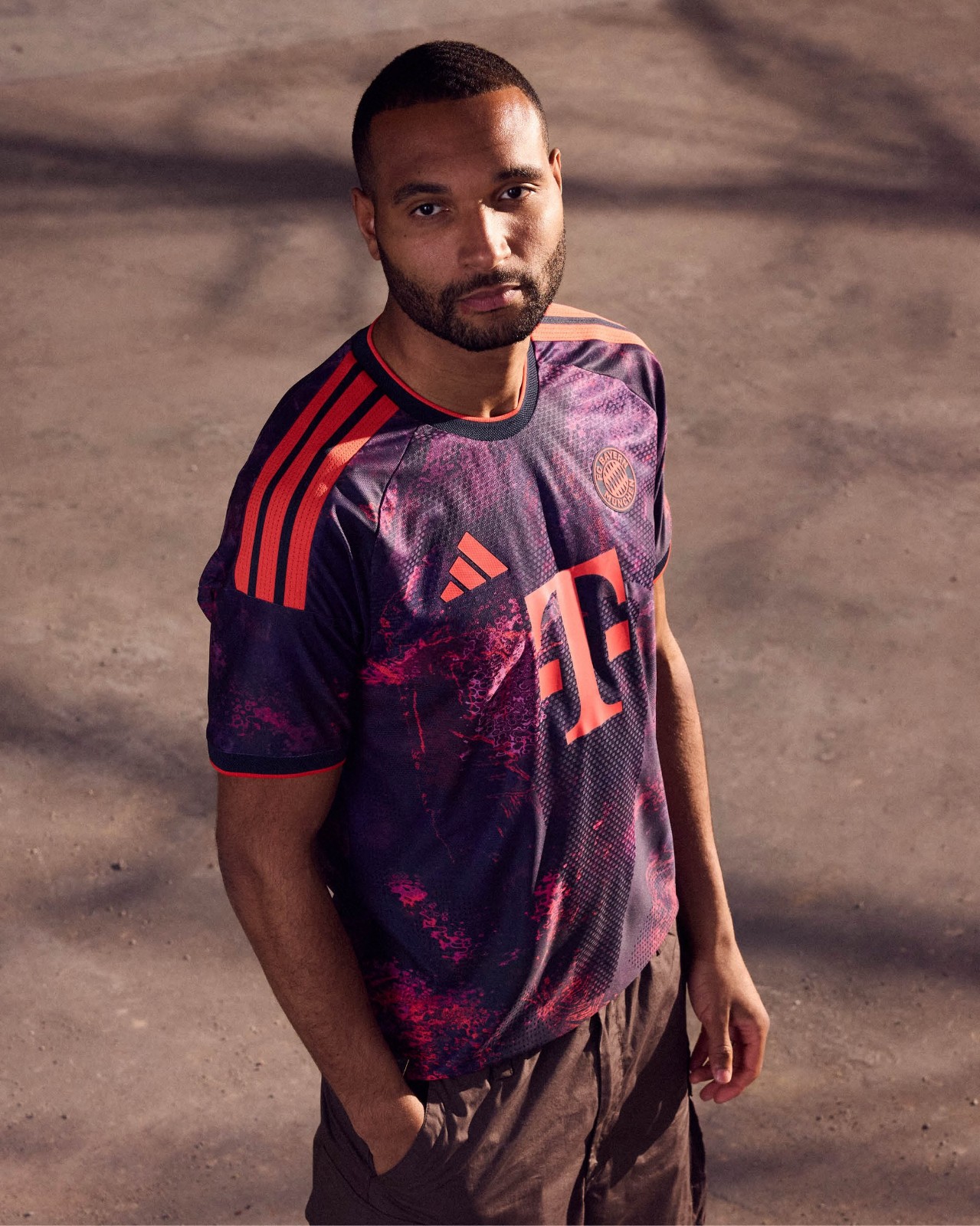 La terza maglia del Bayern Monaco 2026-2027 celebra quattro momenti storici
