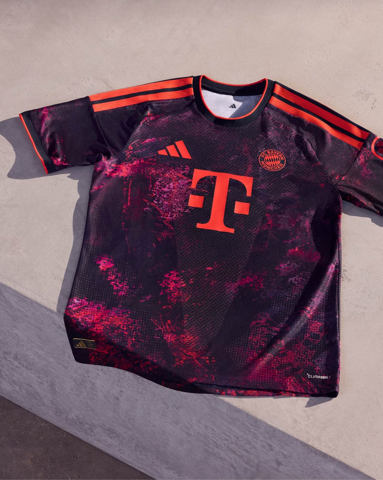 La terza maglia del Bayern Monaco 2026-2027 celebra quattro momenti storici