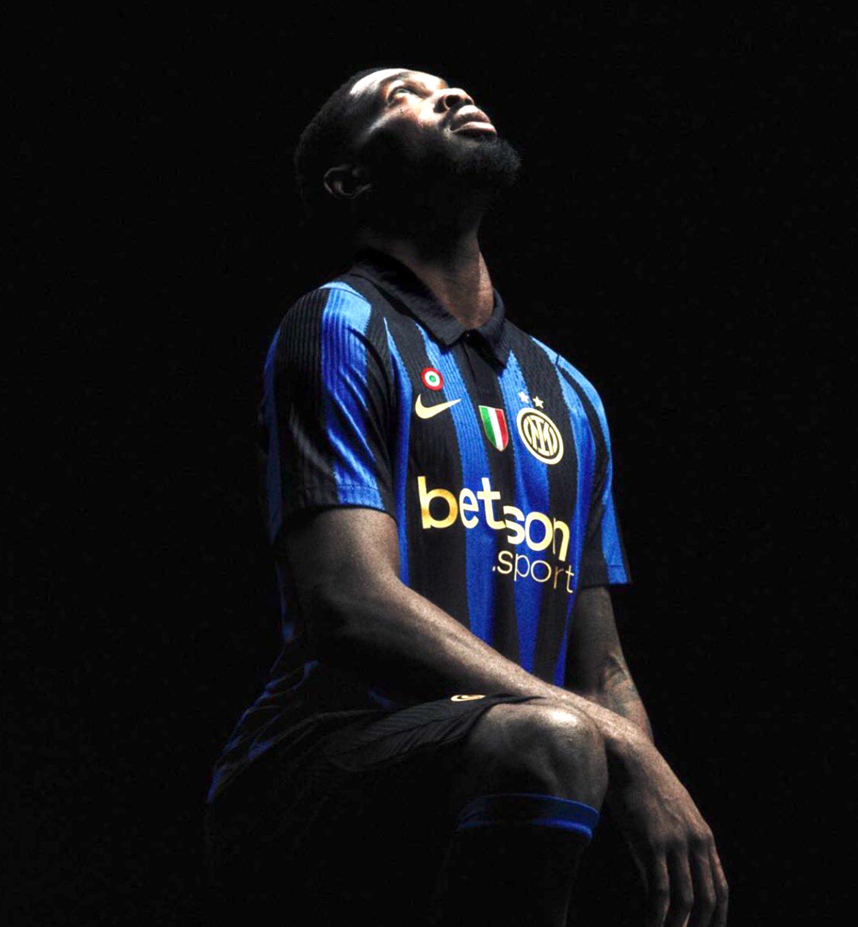 Maglia home dell’Inter 2026-2027: «Timeless elegance» e il ritorno del colletto polo