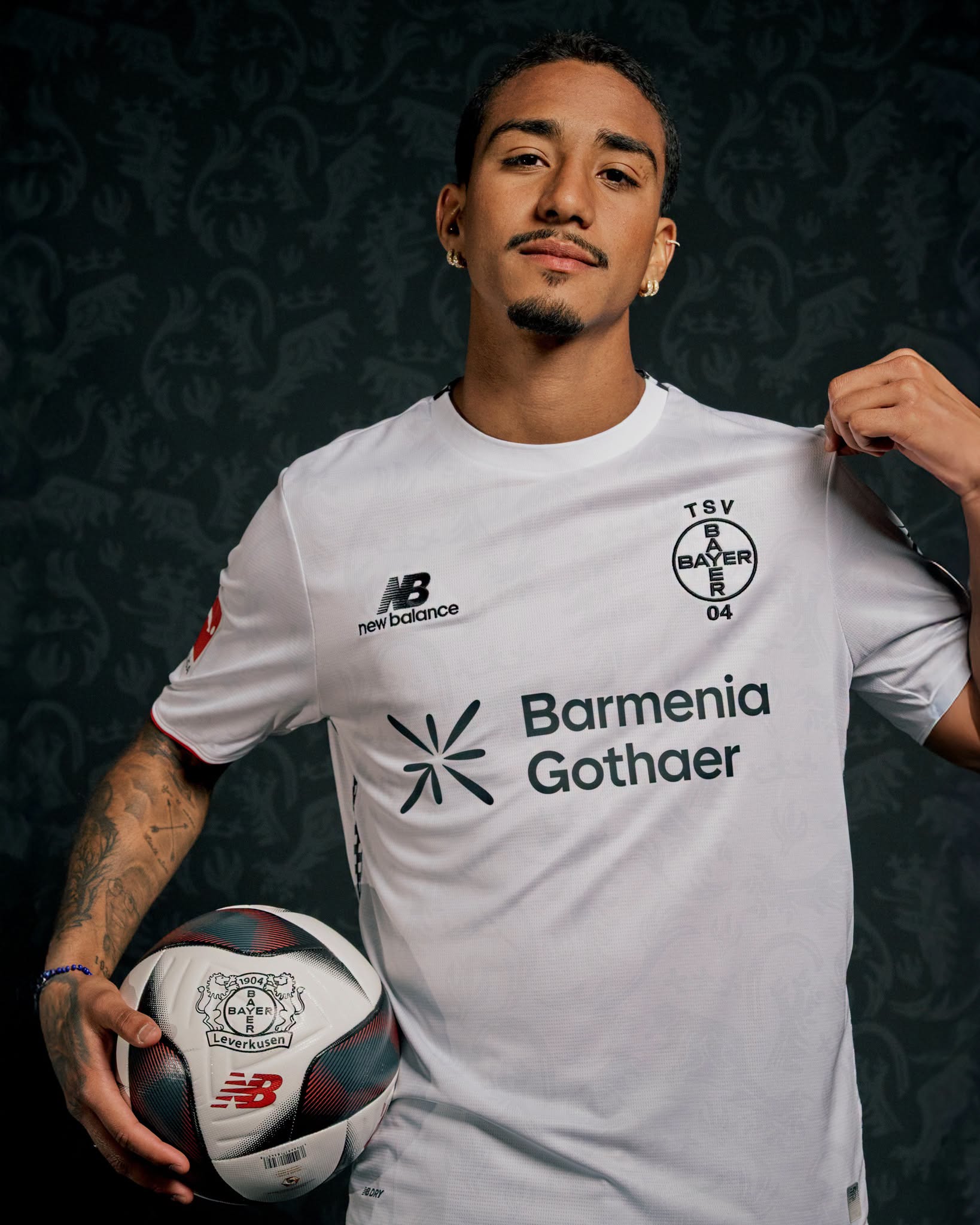 Maglie del Bayer Leverkusen 2026-2027 ispirate alla BayArena e a 'City of Colours'