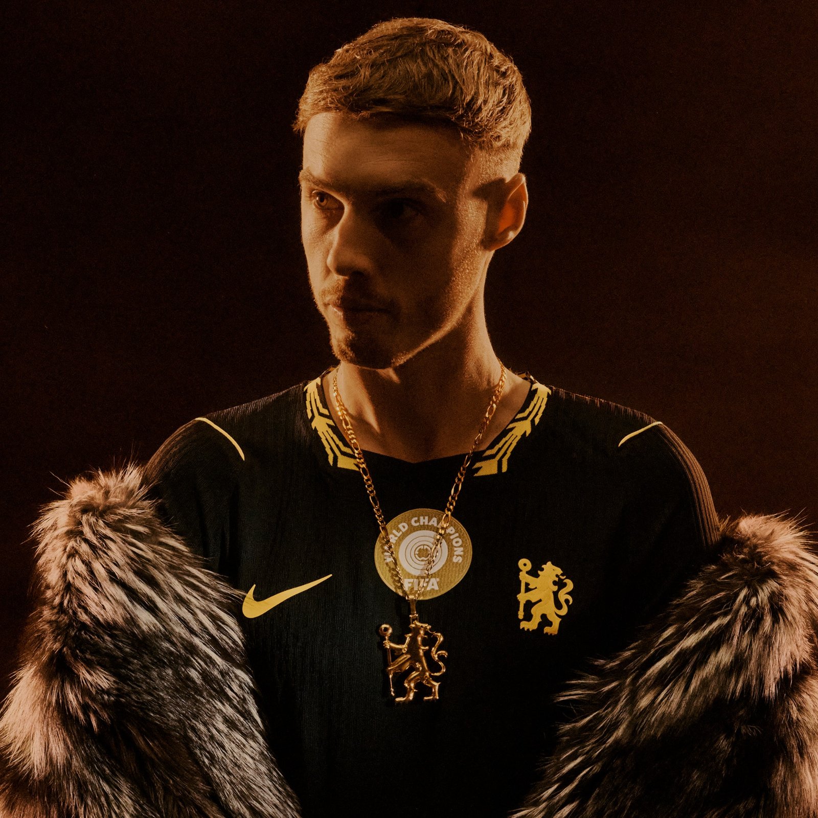 Maglia away del Chelsea 2026-2027: «Unleash The Lion», nero e oro per i Blues