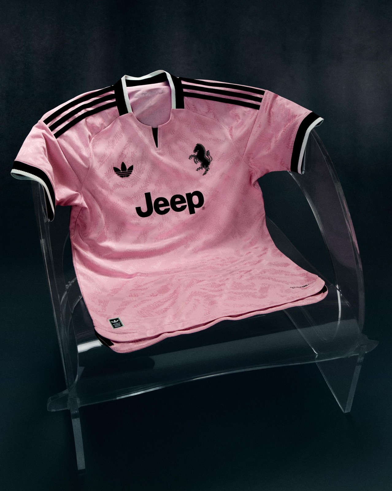 La maglia away rosa della Juventus 2026-2027 ispirata alla prima maglia del club