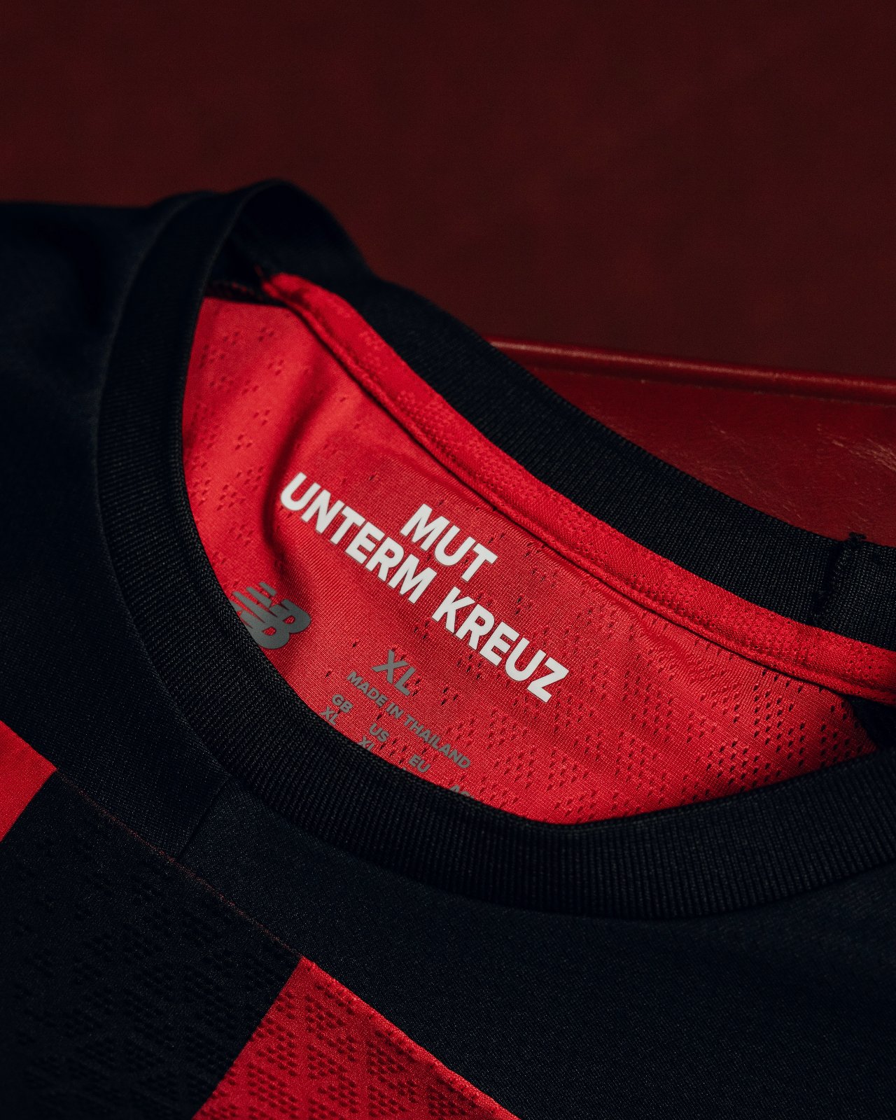 Le maglie del Bayer Leverkusen 2026-2027 ispirate alla BayArena e alla 'City of Colours'