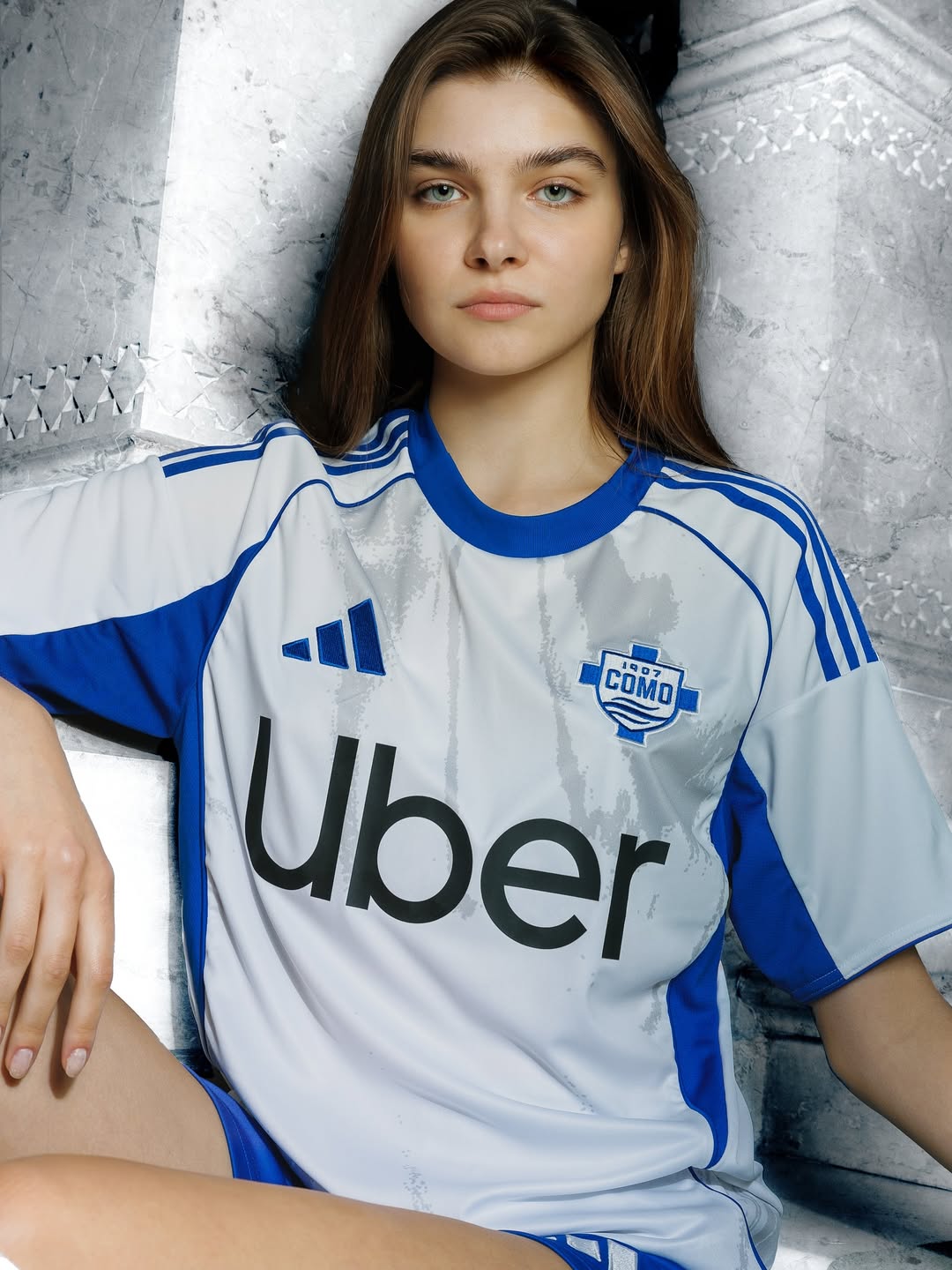Maglie del Como 1907 2025-2026 ispirate al lago e allo stadio