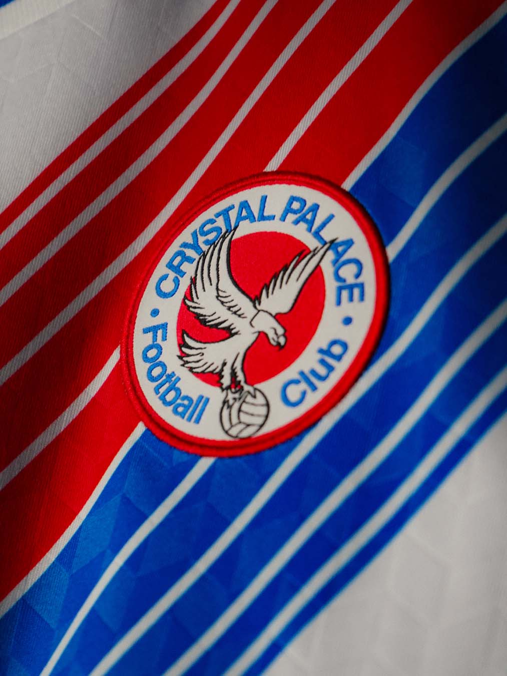 La maglia home del Crystal Palace 2026-2027 riporta la sash iconica!