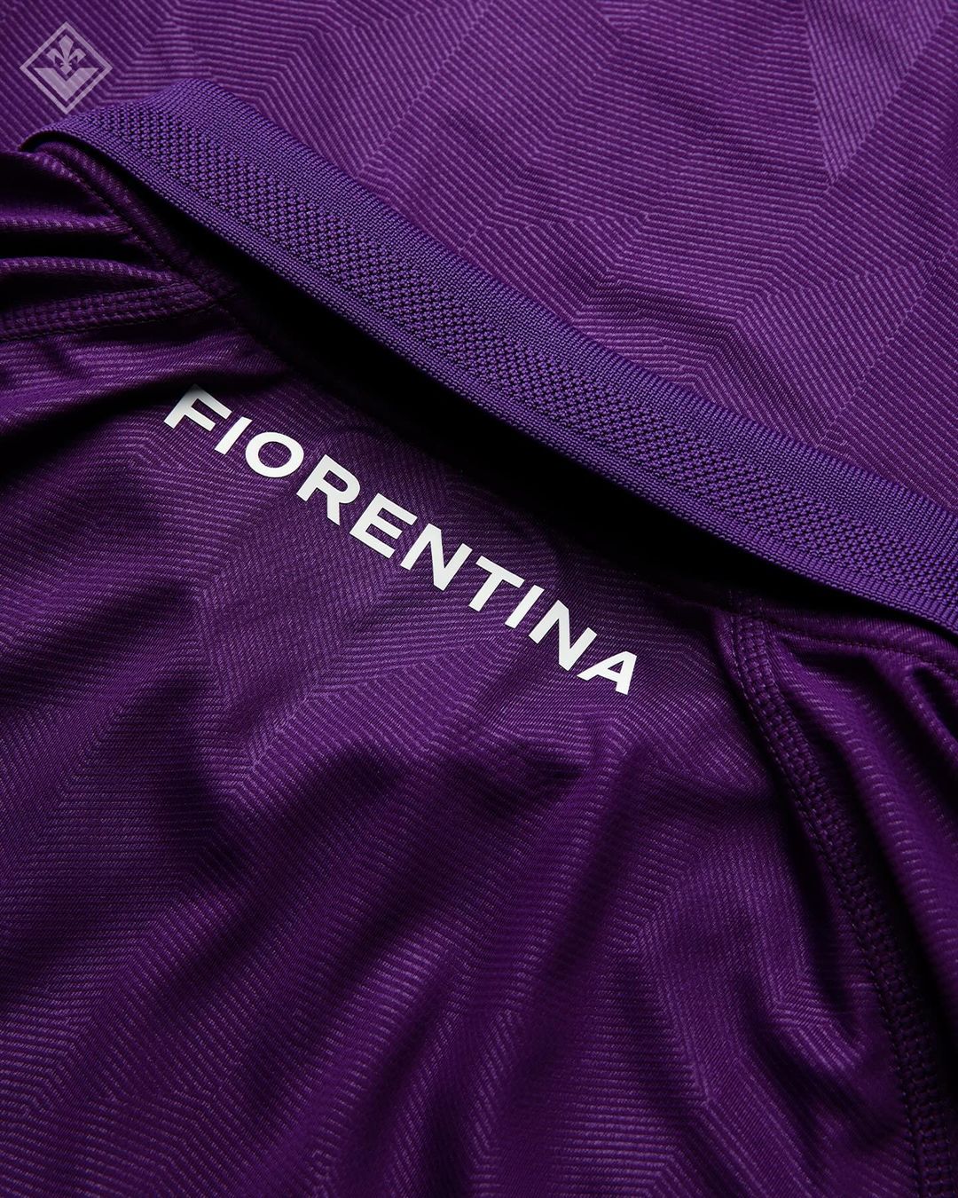 Maglie della Fiorentina 2024-2025: il viola di Kappa e i dodici gigli nel colletto