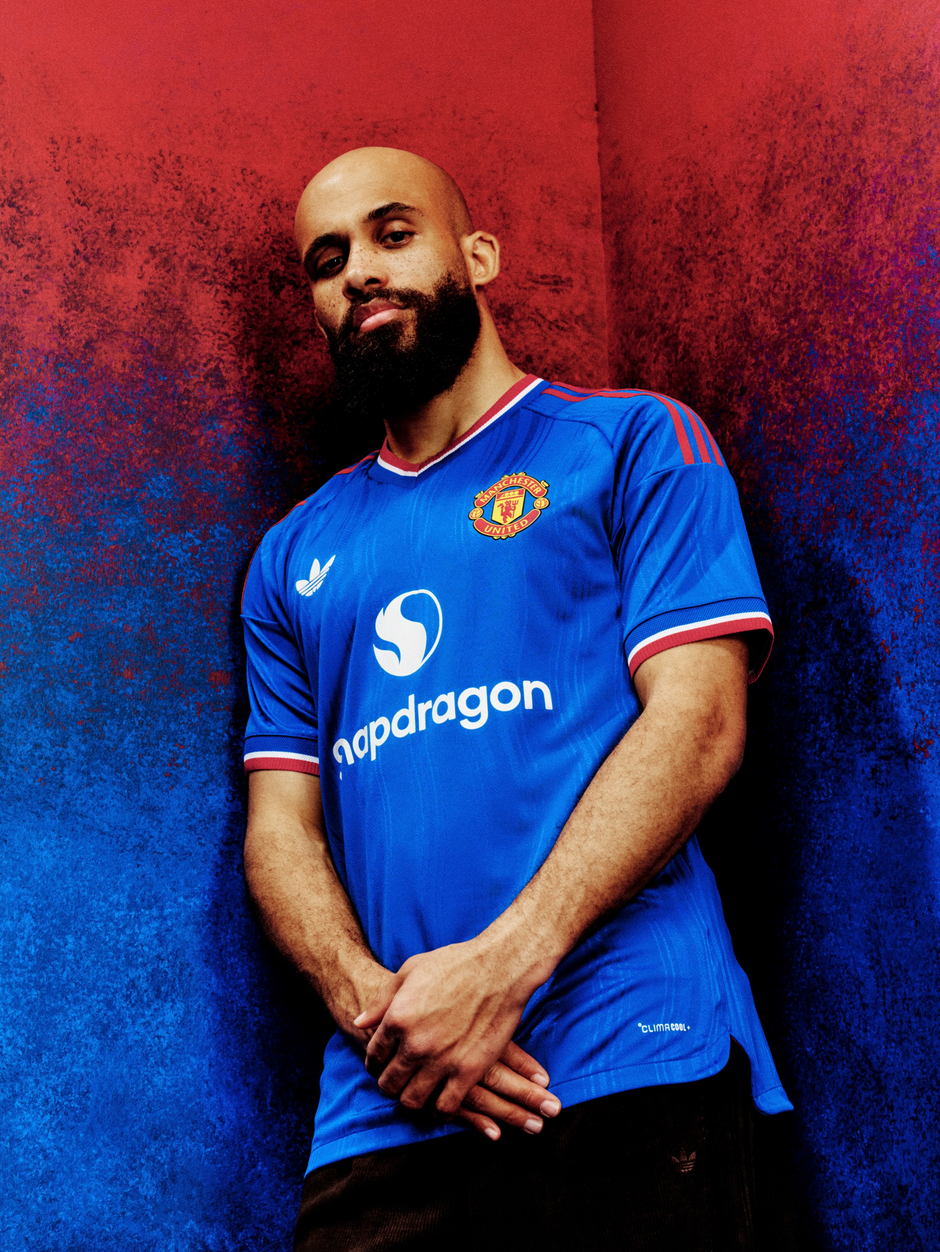 La maglia away del Manchester United 2026-2027 riporta l'iconico design blu