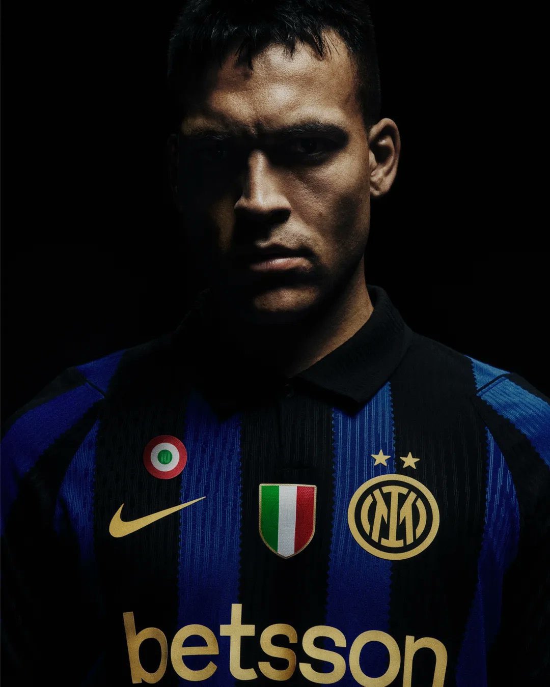 Maglia home dell’Inter 2026-2027: «Timeless elegance» e il ritorno del colletto polo