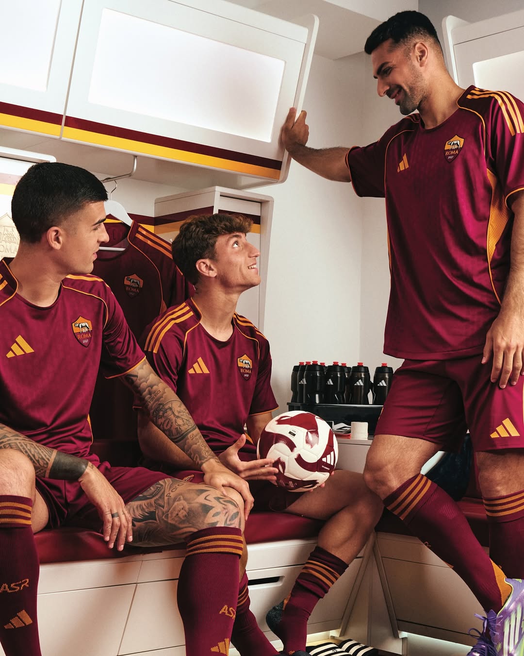Maglia home dell'AS Roma 2025-2026: adidas riporta il look degli anni Novanta