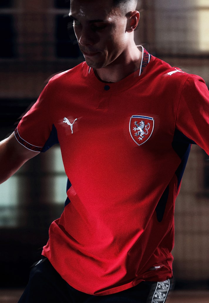 Maglie Repubblica Ceca Mondiali 2026 ispirate alla maglia del 1996 e al cristallo