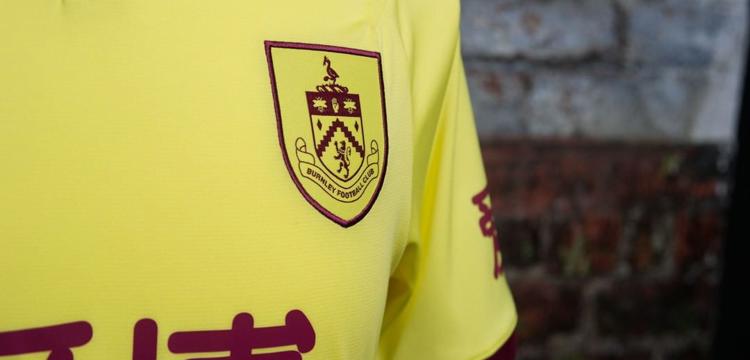 geel-burnley-uitshirt-2020-2021.jpg
