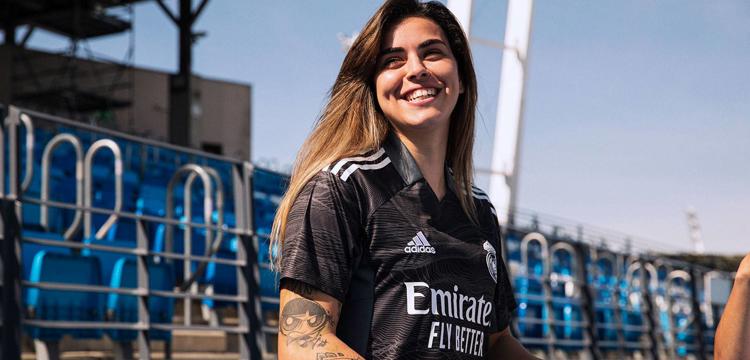 real-madrid-keeper-shirt-2021-2022.jpg