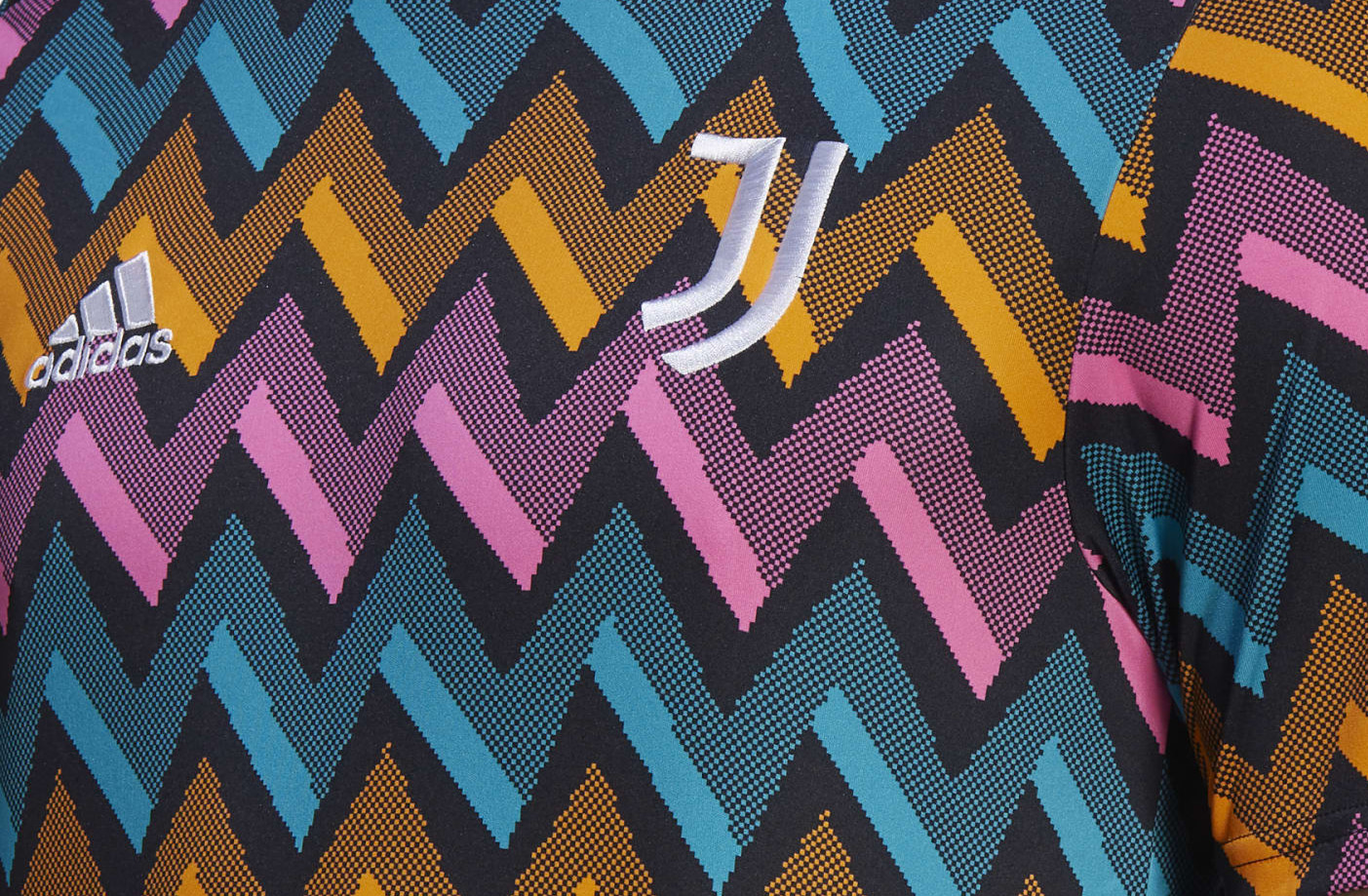 Juventus en adidas lanceren colorata maglia riscaldamento 2022
