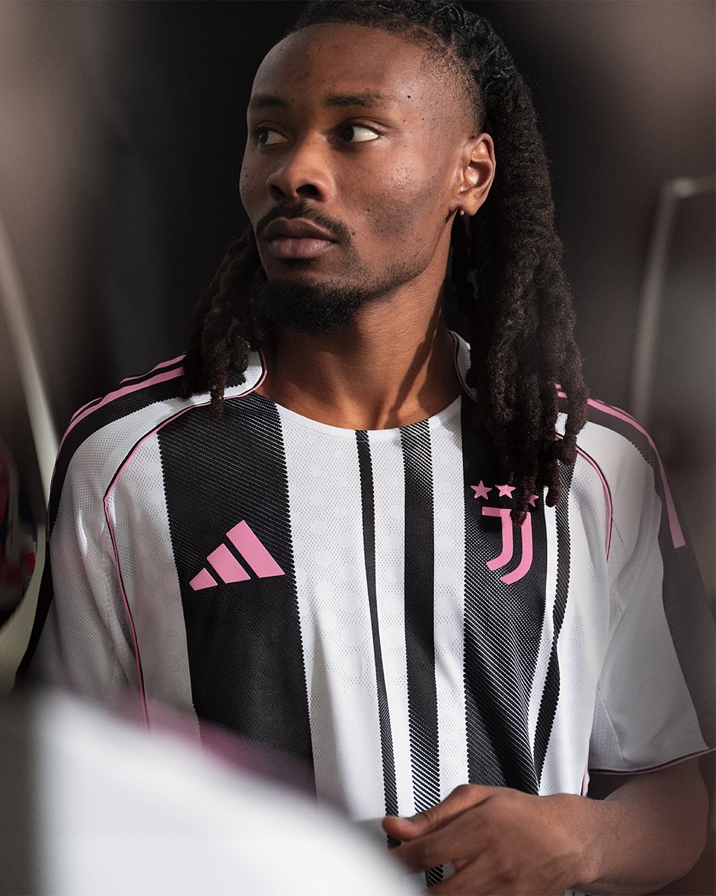 Maglia home della Juventus 2025-2026: strisce nuove e dettagli rosa