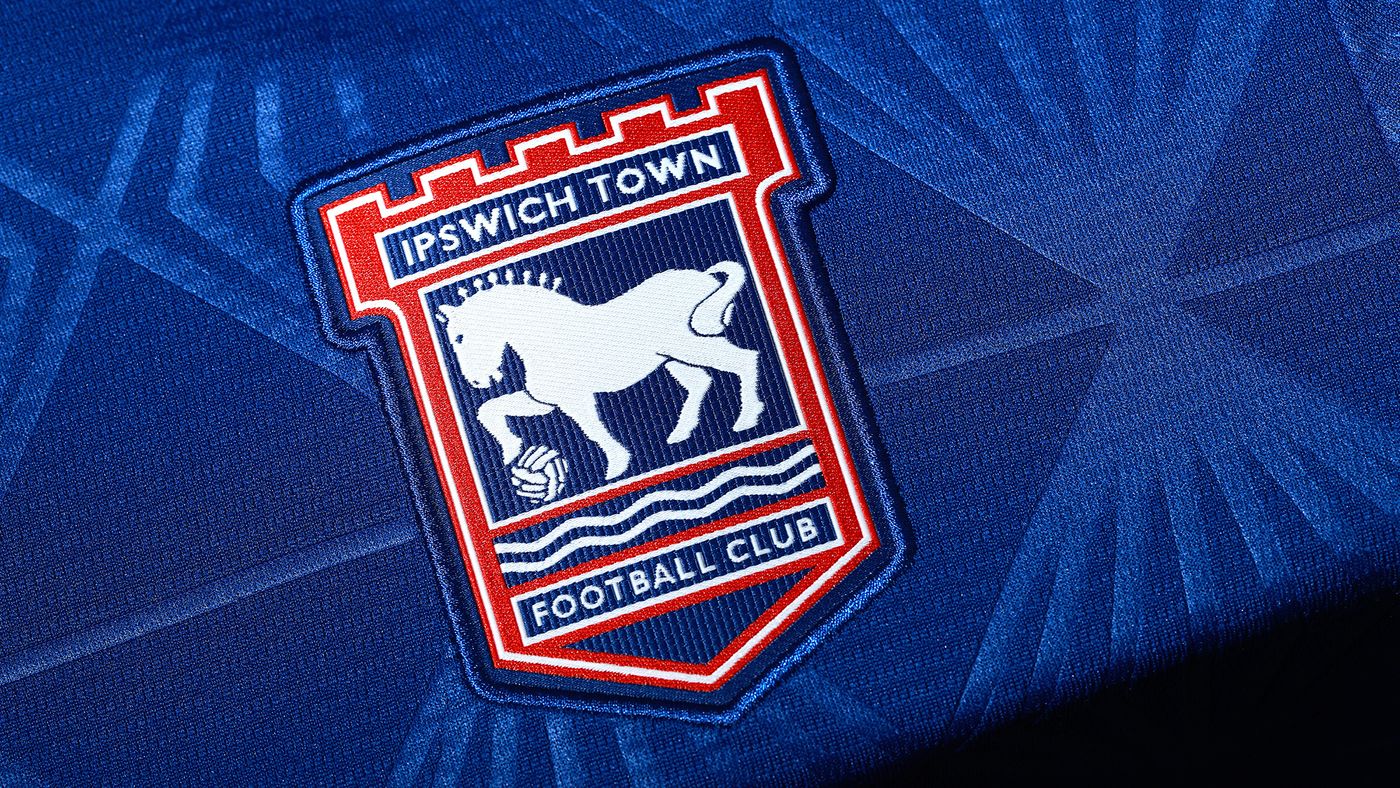 Maglie dell'Ipswich Town 2026-2027: omaggio a Portman Road e al classico del 1996