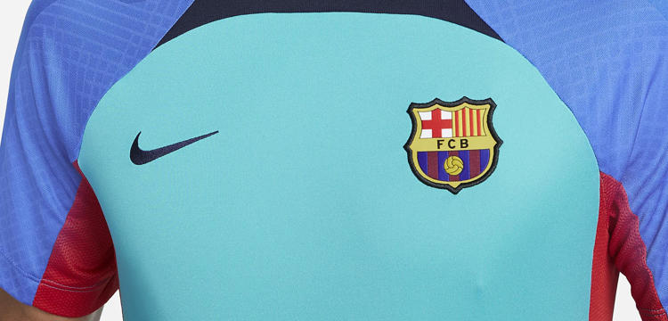 fc-barcelona-trainingsshirt-22-23-c.jpg