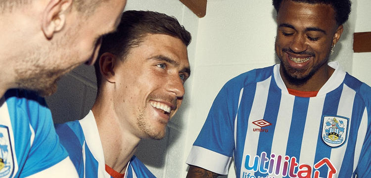 huddersfield-town-voetbalshirts-2022-2023.jpg