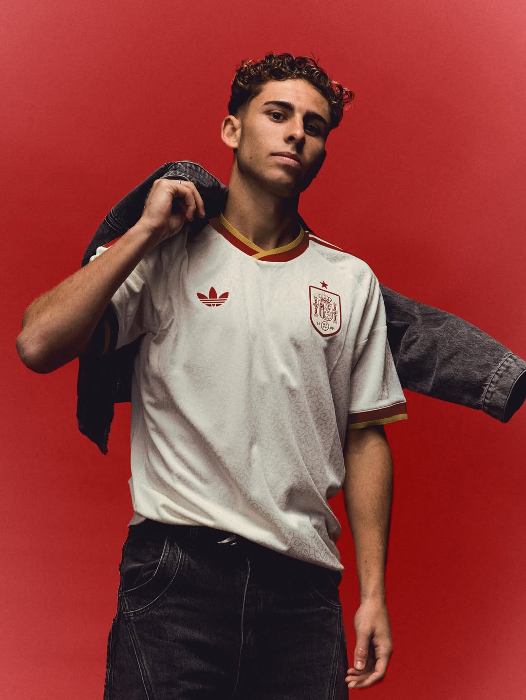 La maglia away della Spagna per i Mondiali 2026 è un gioiello letterario!