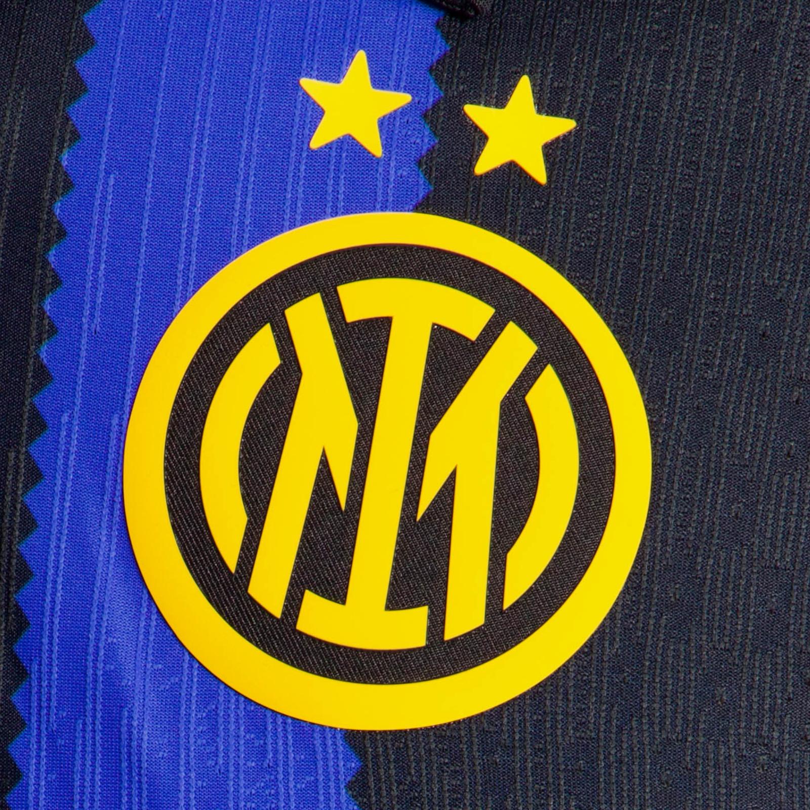 Maglia home dell’Inter 2026-2027: «Timeless elegance» e il ritorno del colletto polo