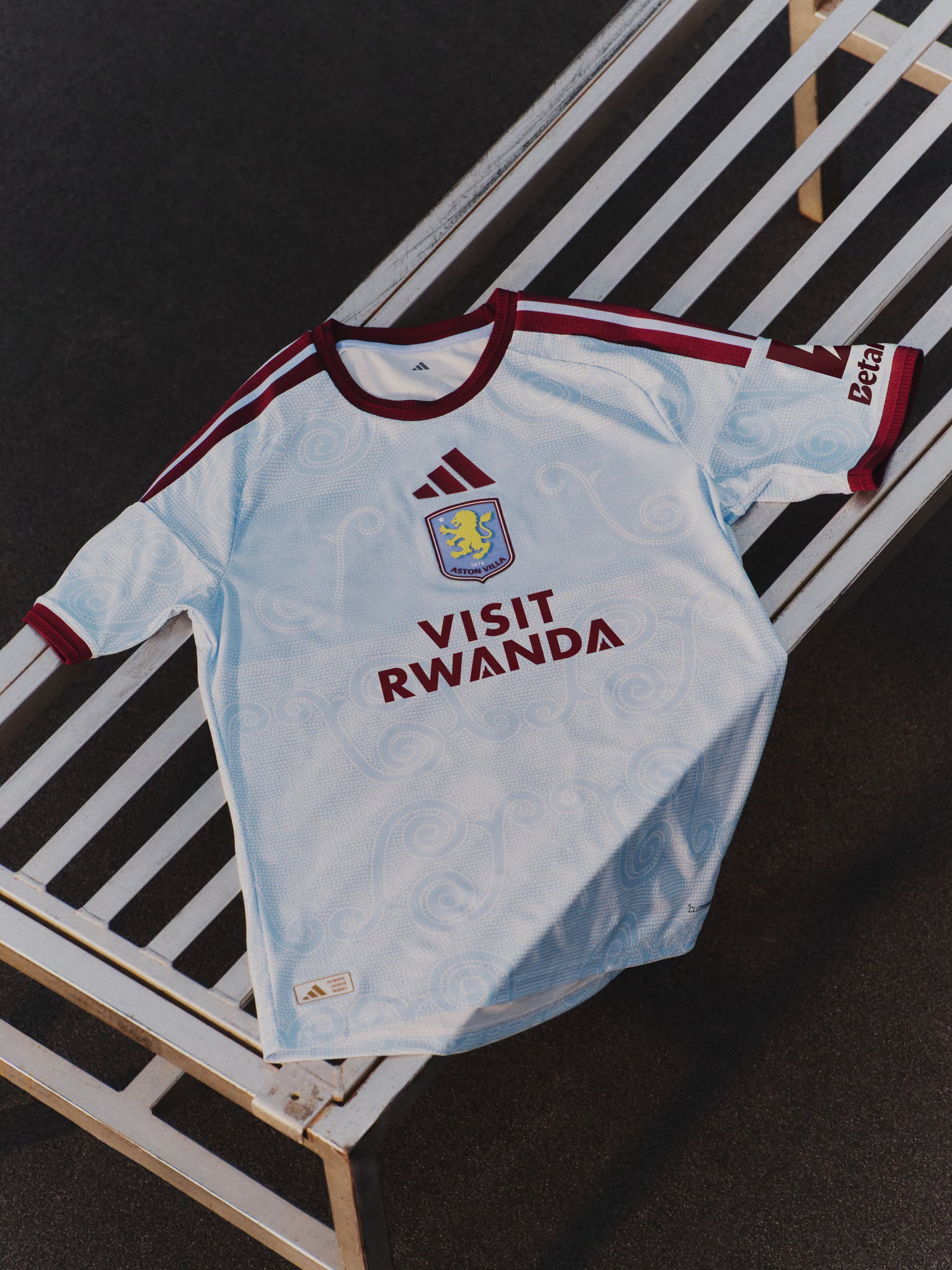 Maglie Aston Villa 2026-2027 in onore di Villa Park e degli anni '60