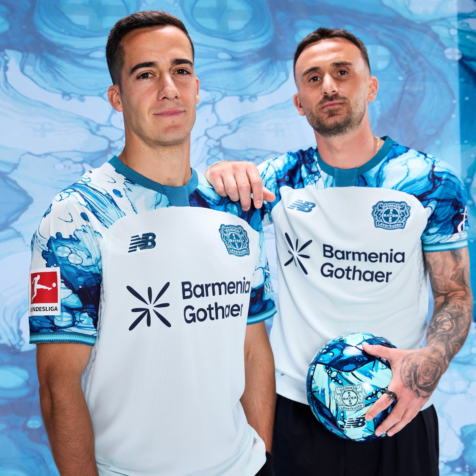 Le maglie del Bayer Leverkusen 2026-2027 ispirate alla BayArena e alla 'City of Colours'