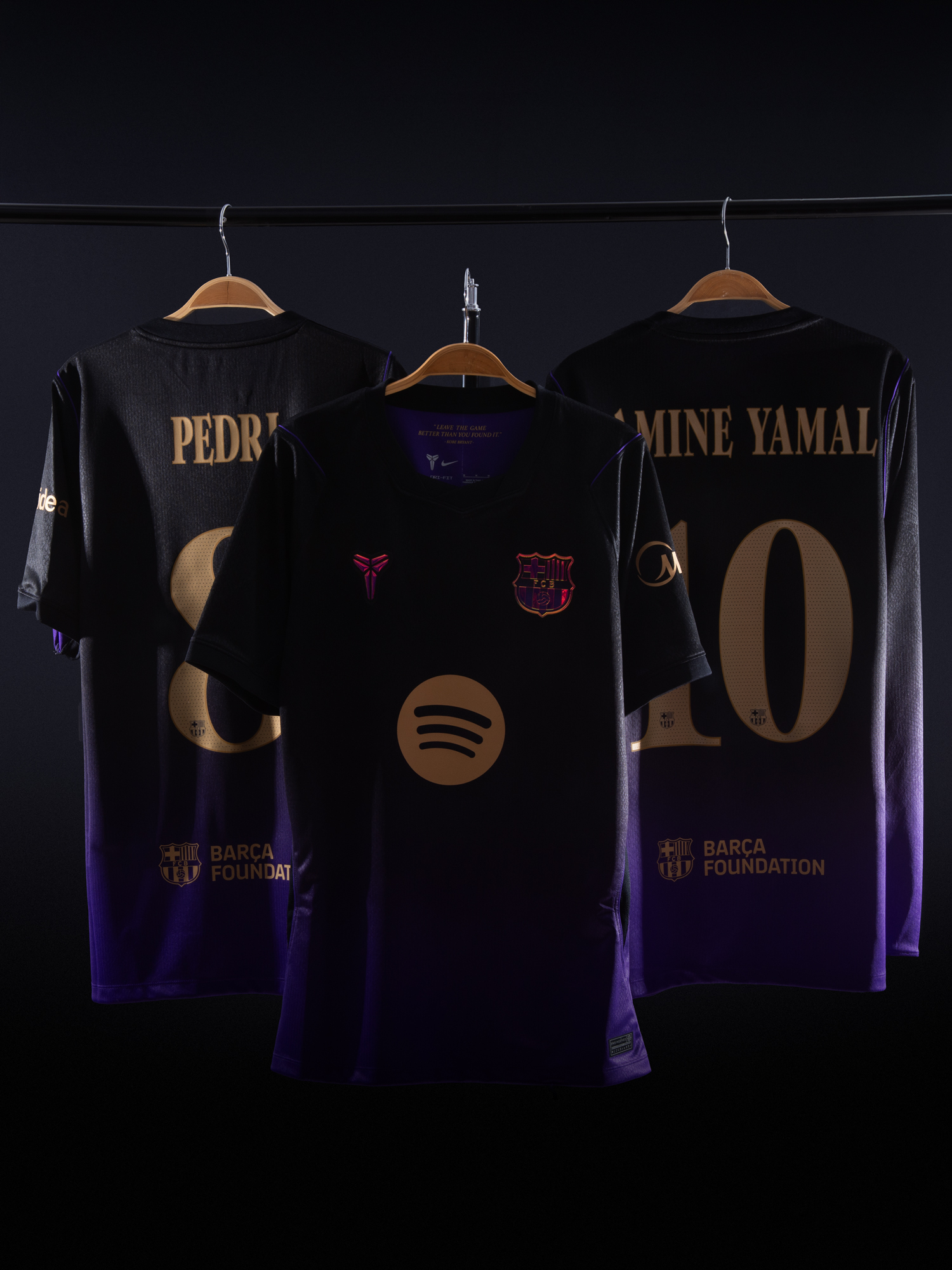 Perché il FC Barcelona ha due stampe diverse sulla maglia?