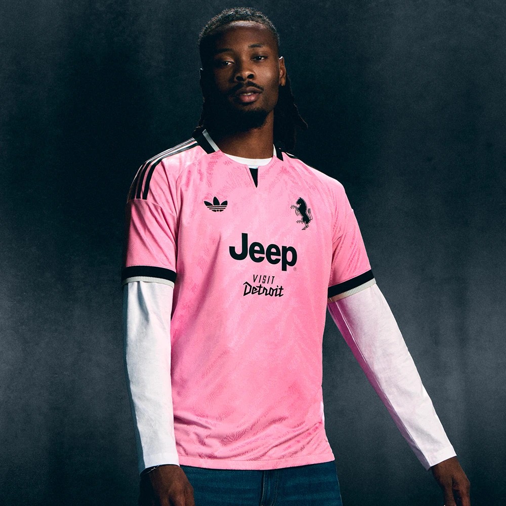 La maglia away rosa della Juventus 2026-2027 ispirata alla prima maglia del club