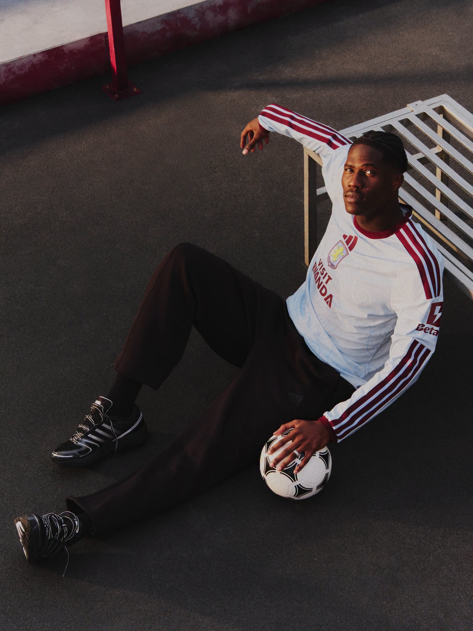 Maglie Aston Villa 2026-2027 in onore di Villa Park e degli anni '60