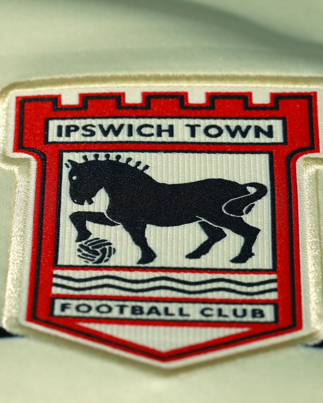 Maglie dell'Ipswich Town 2026-2027: omaggio a Portman Road e al classico del 1996