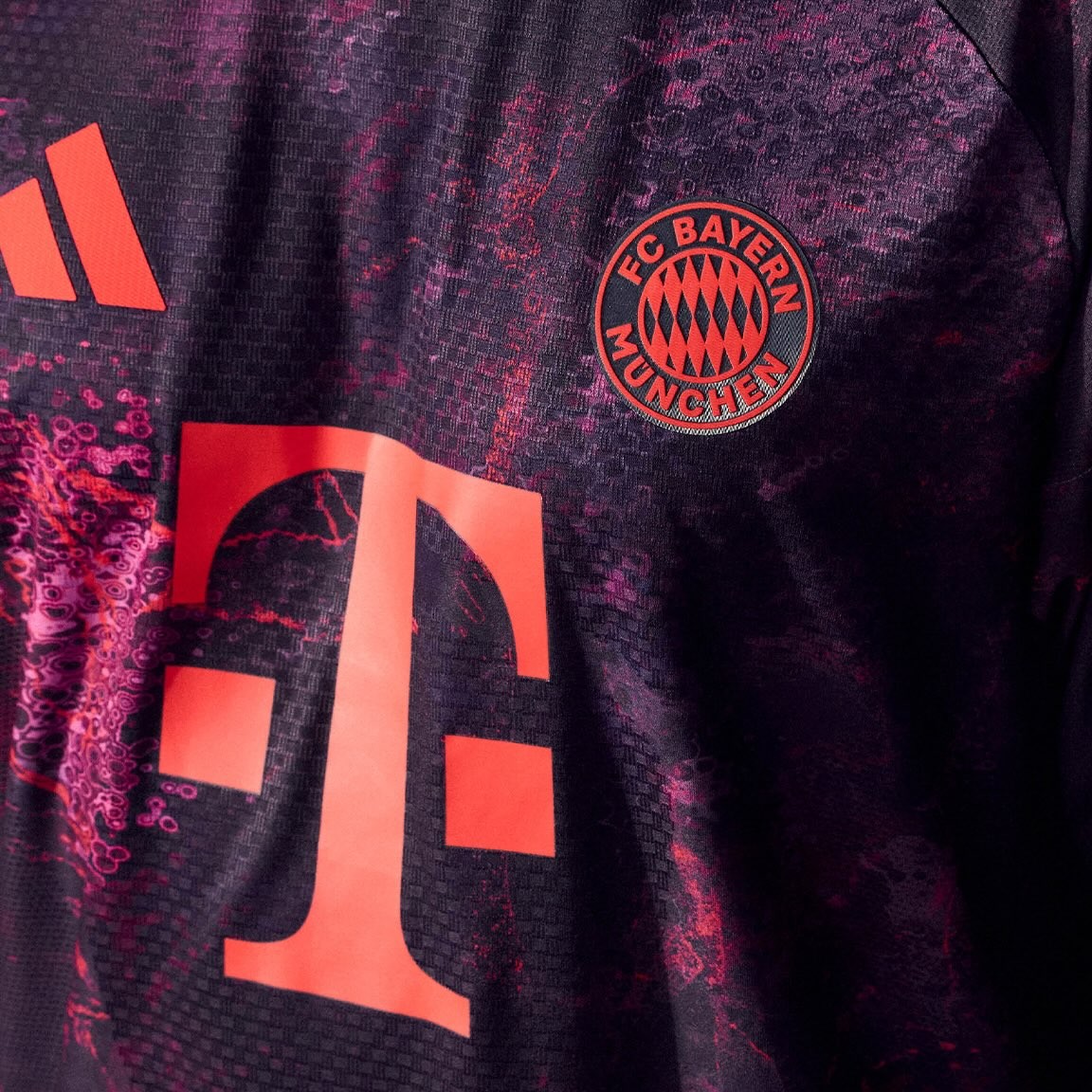 La terza maglia del Bayern Monaco 2026-2027 celebra quattro momenti storici