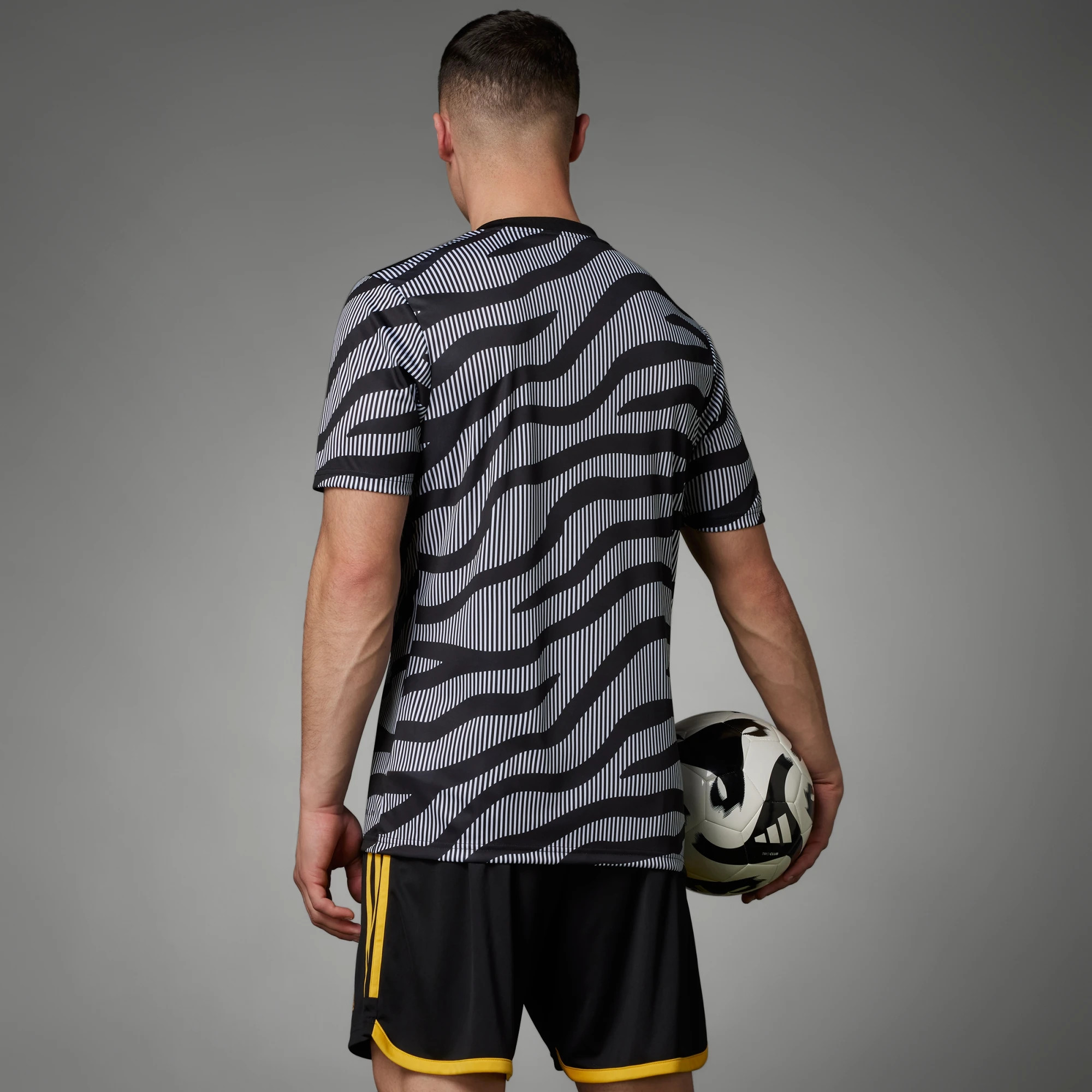 Maglia da riscaldamento della Juventus 2023-2024: onde nere e branding oro