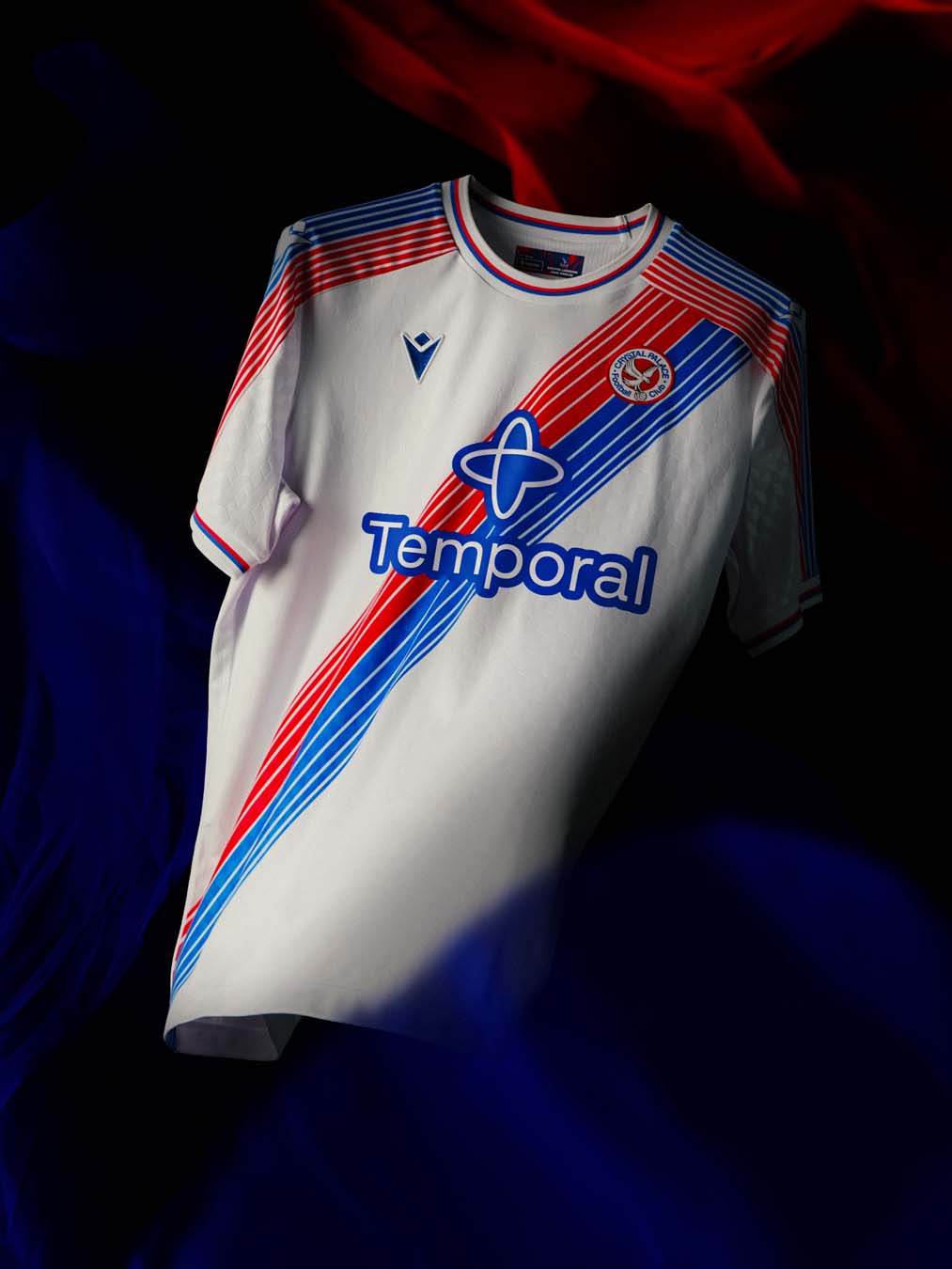 La maglia home del Crystal Palace 2026-2027 riporta la sash iconica!