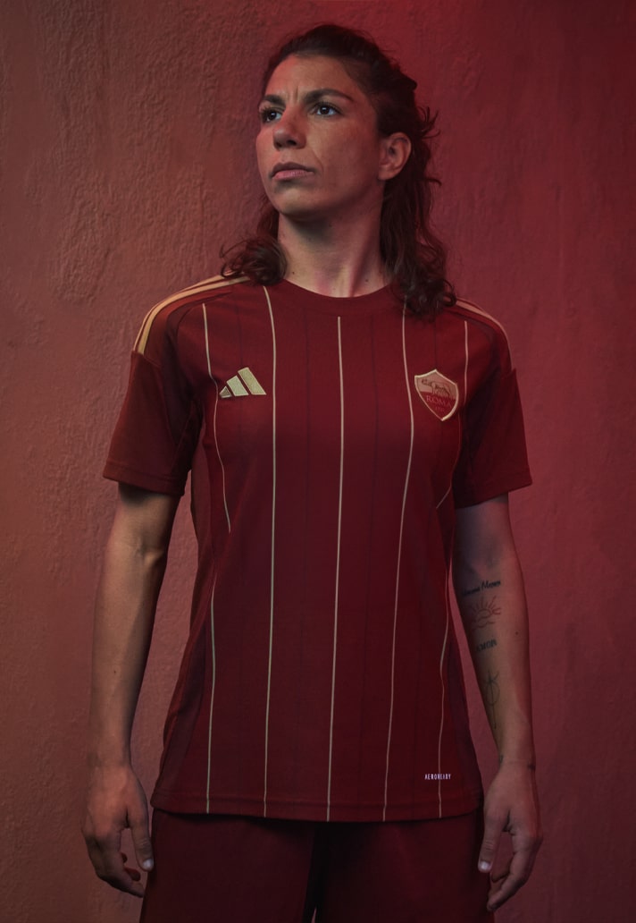 Maglia home della AS Roma 2024-2025: l’oro dei biglietti del Campo Testaccio