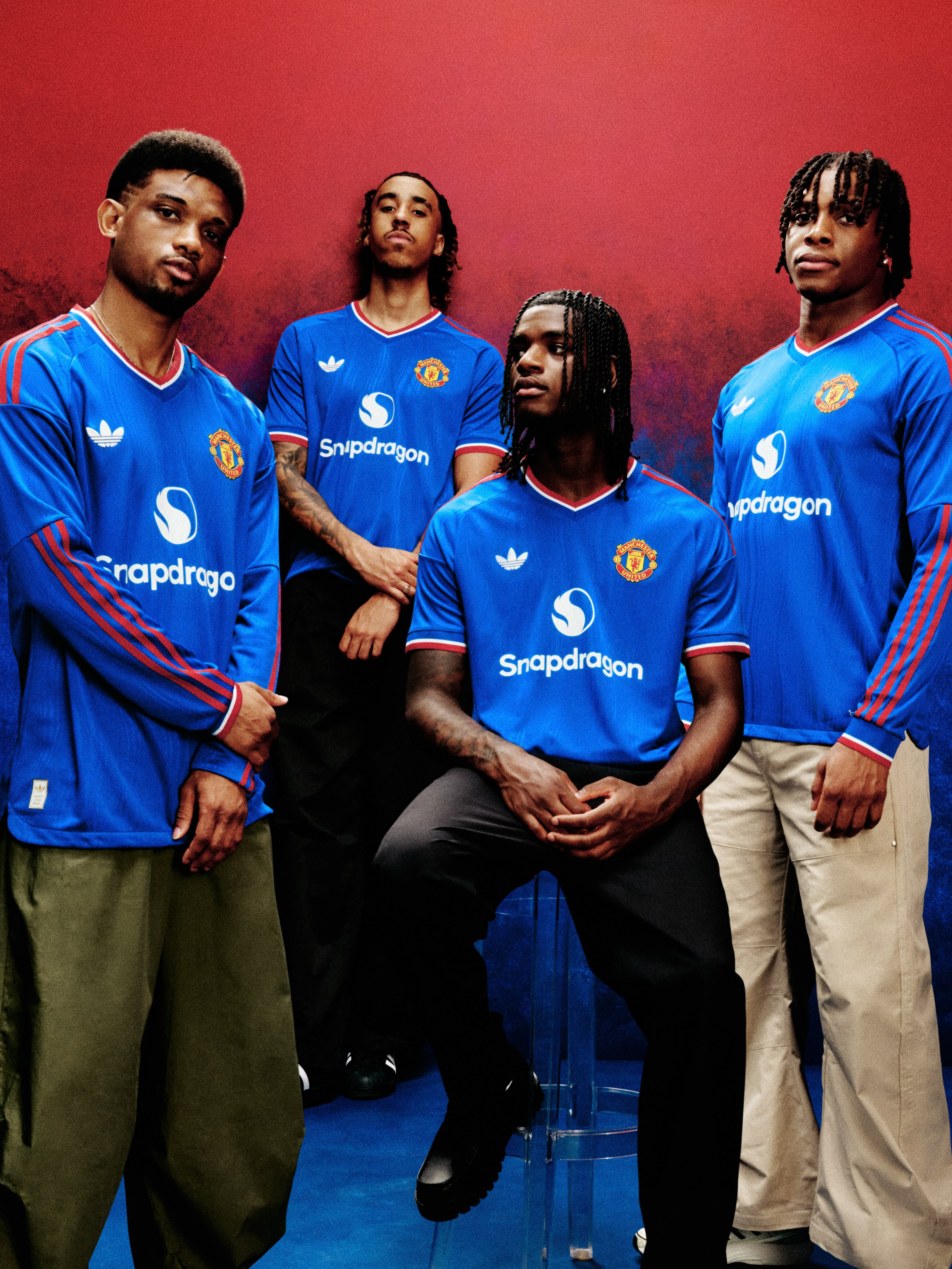 La maglia away del Manchester United 2026-2027 riporta l'iconico design blu