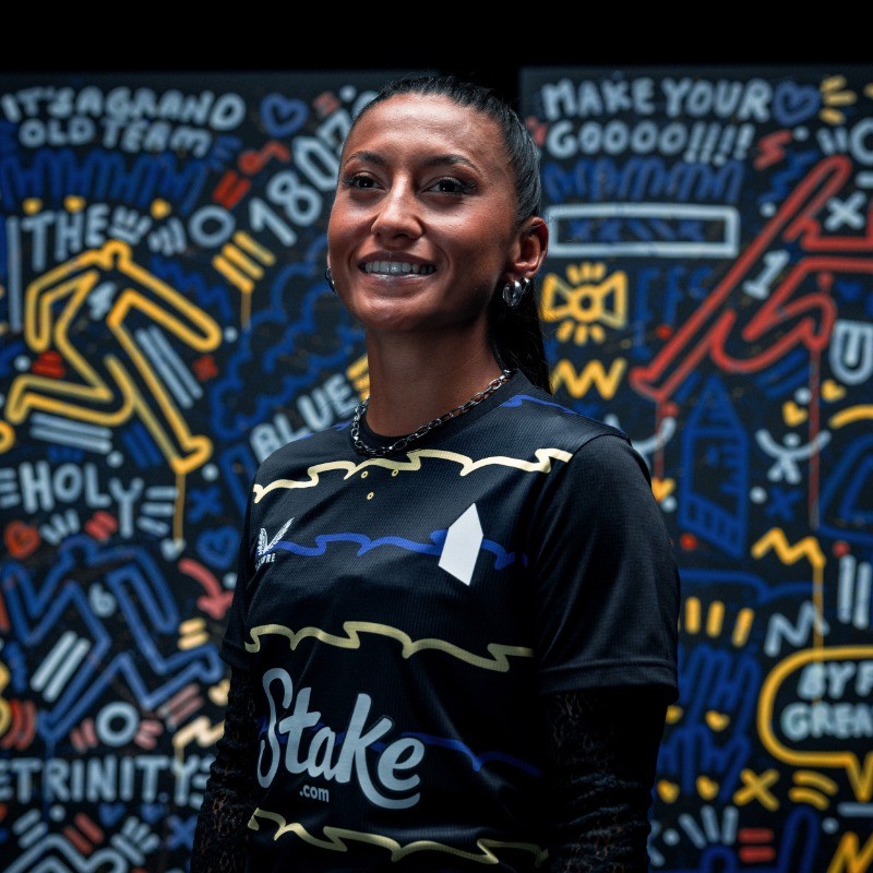 Le maglie dell'Everton 2025-2026 rendono omaggio al nuovo stadio e ai docklands!
