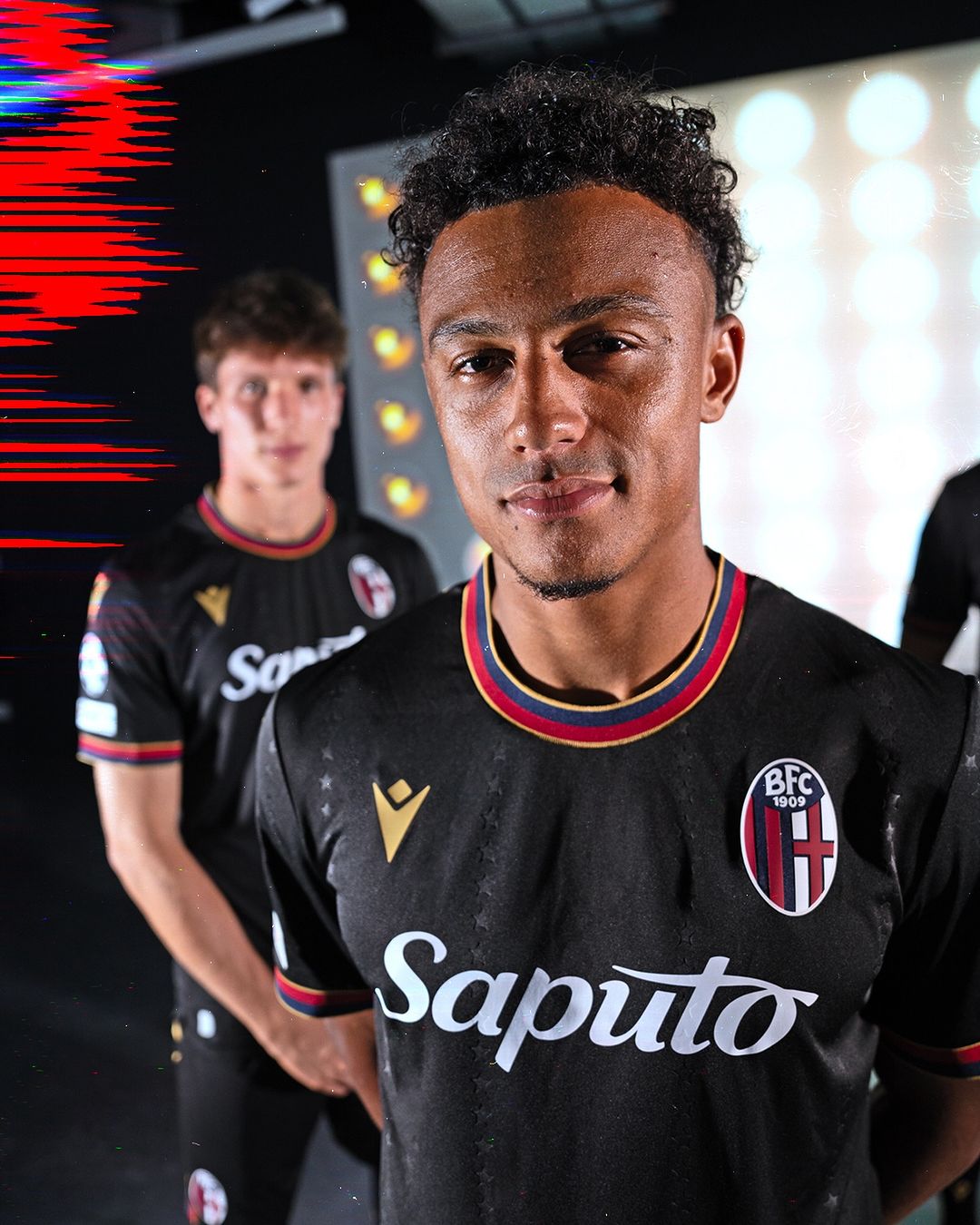Maglia Champions League del Bologna 2024-2025: il nero e oro di Macron