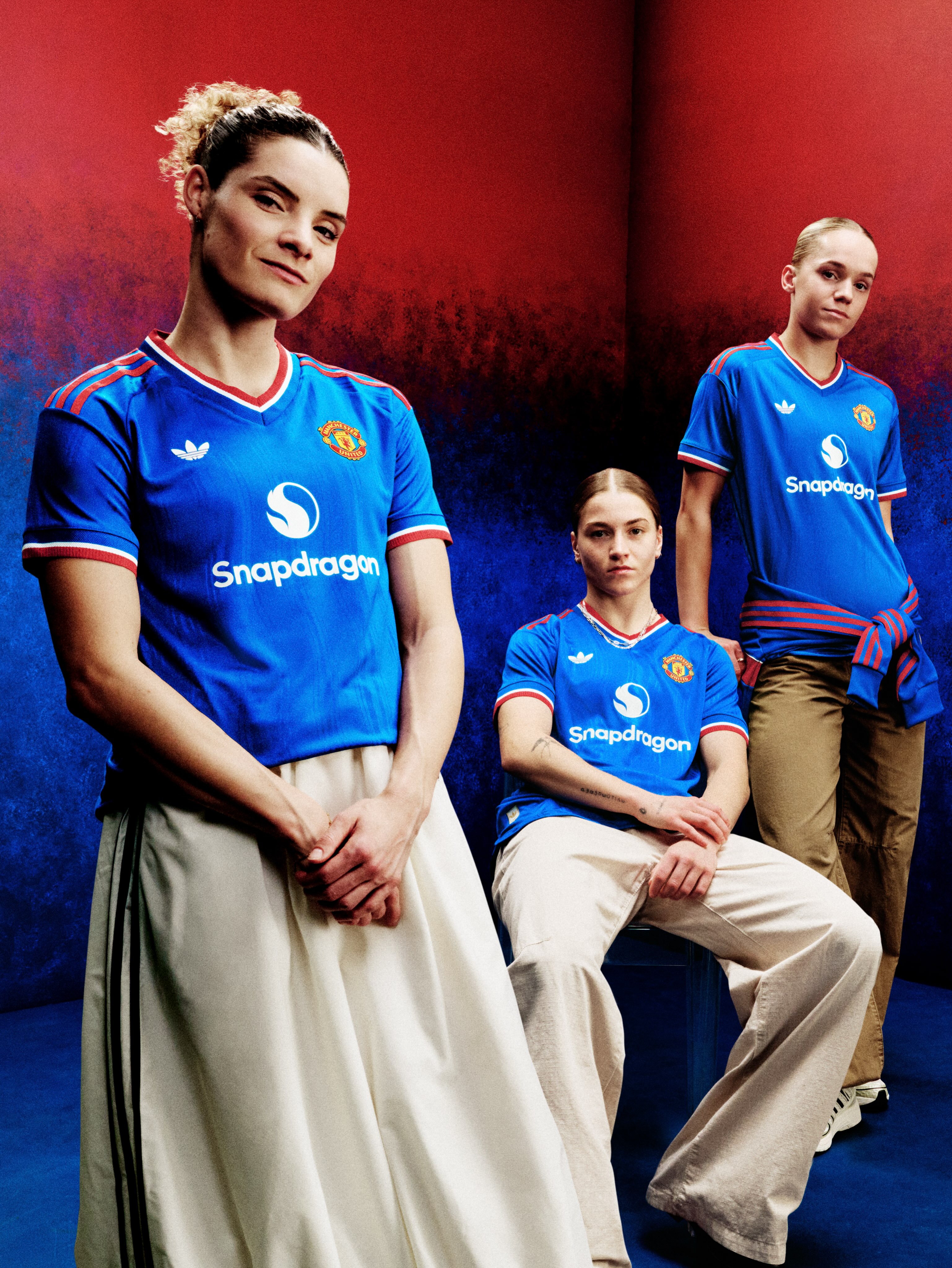 La maglia away del Manchester United 2026-2027 riporta l'iconico design blu