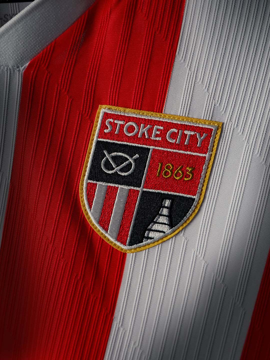 La maglia home dello Stoke City 2026-2027 con nuovo logo