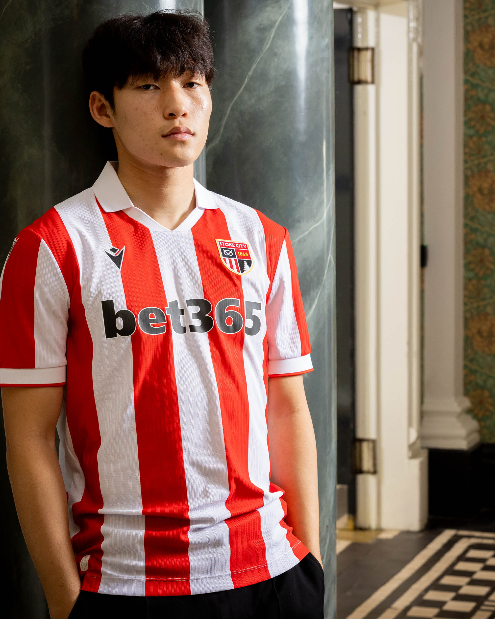 La maglia home dello Stoke City 2026-2027 con nuovo logo