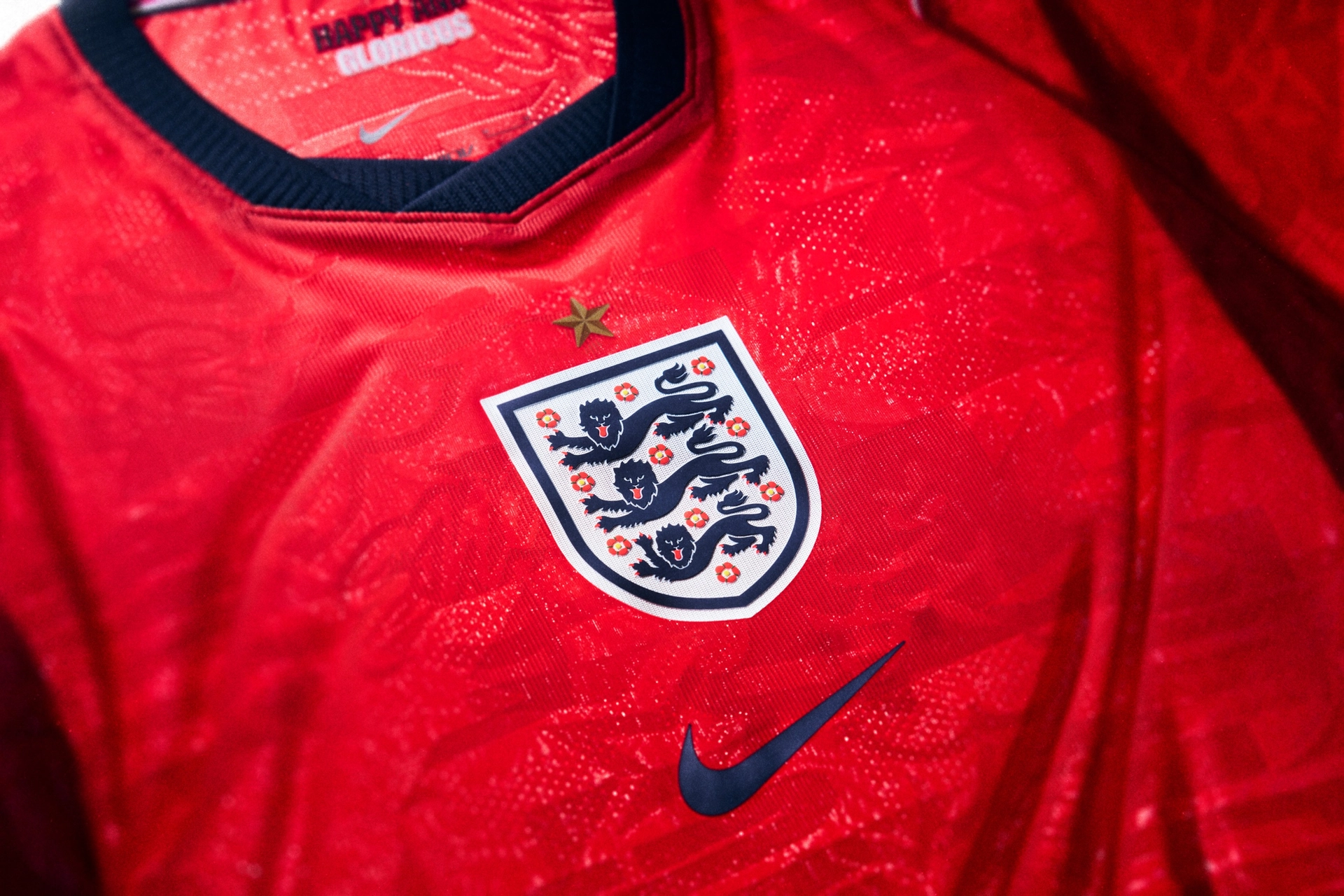 La maglia away dell'Inghilterra per i Mondiali 2026 ha colori audaci!
