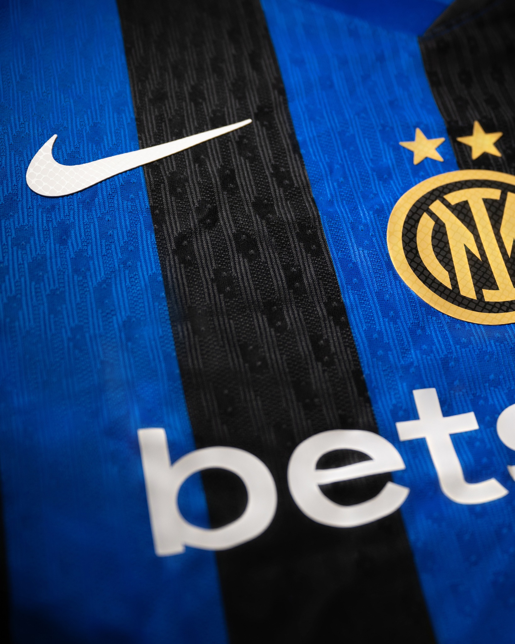 Maglia home dell’Inter 2024-2025: la prima con le due stelle