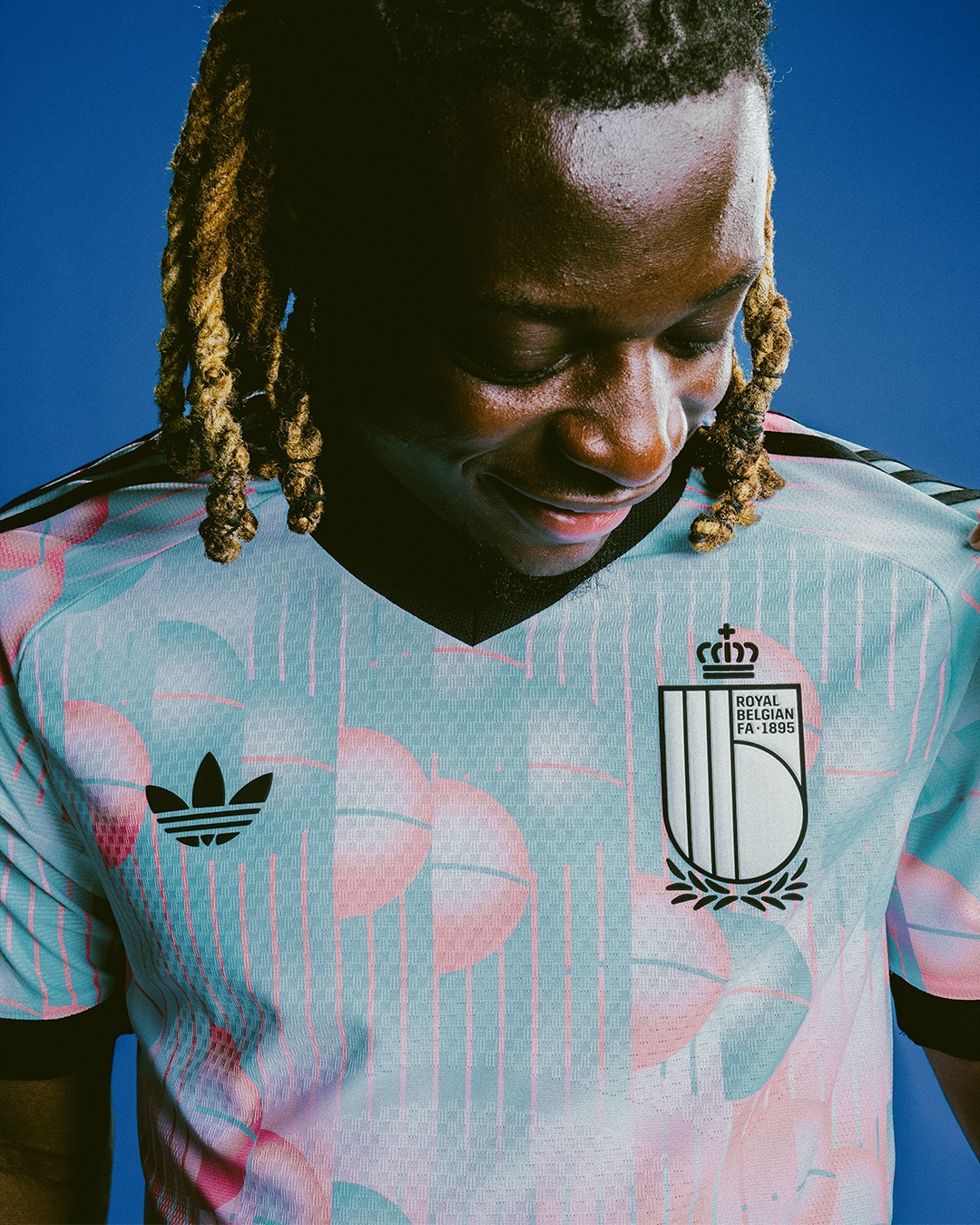 Maglia away Belgio Mondiali 2026, omaggio a Magritte!
