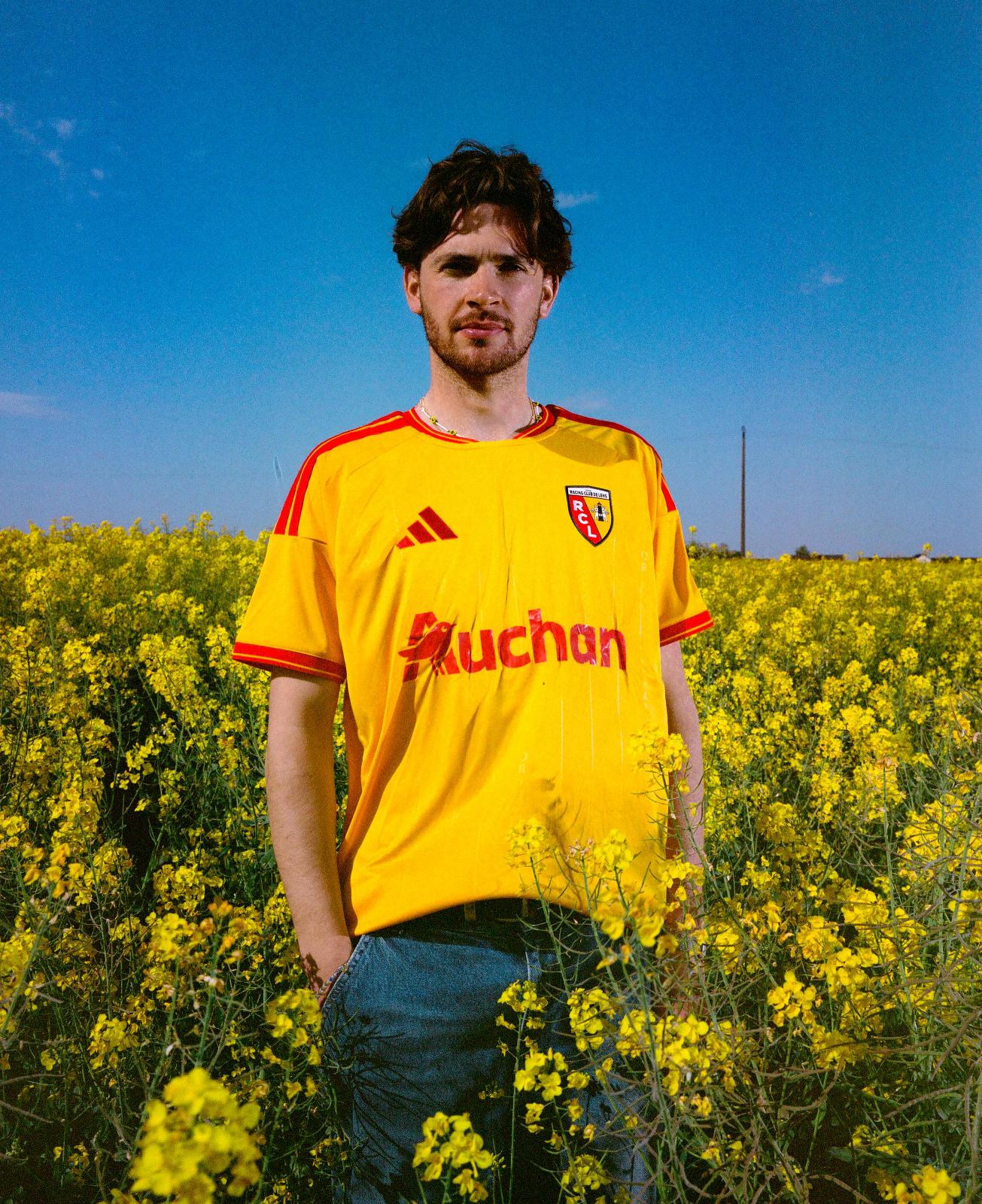 Questa e la maglia home RC Lens 2026-2027 di adidas