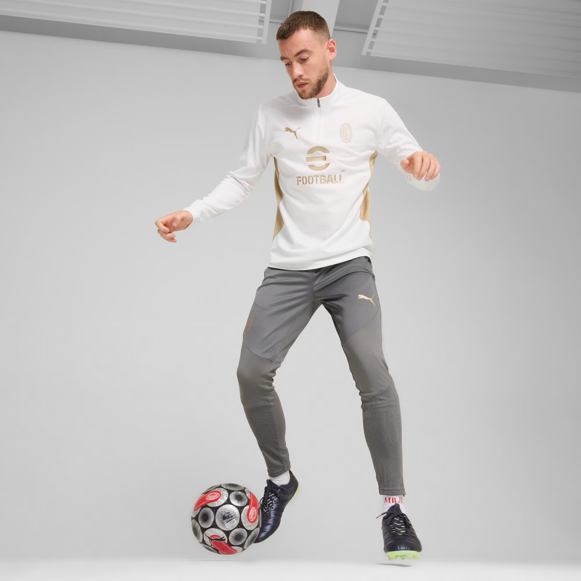 Tuta d'allenamento bianca e oro del Milan 2025