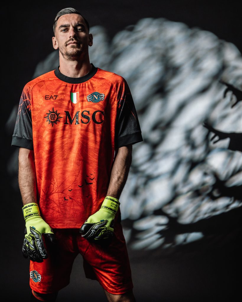 Maglia di Halloween del SSC Napoli 2025-2026 con lo scheletro sul petto
