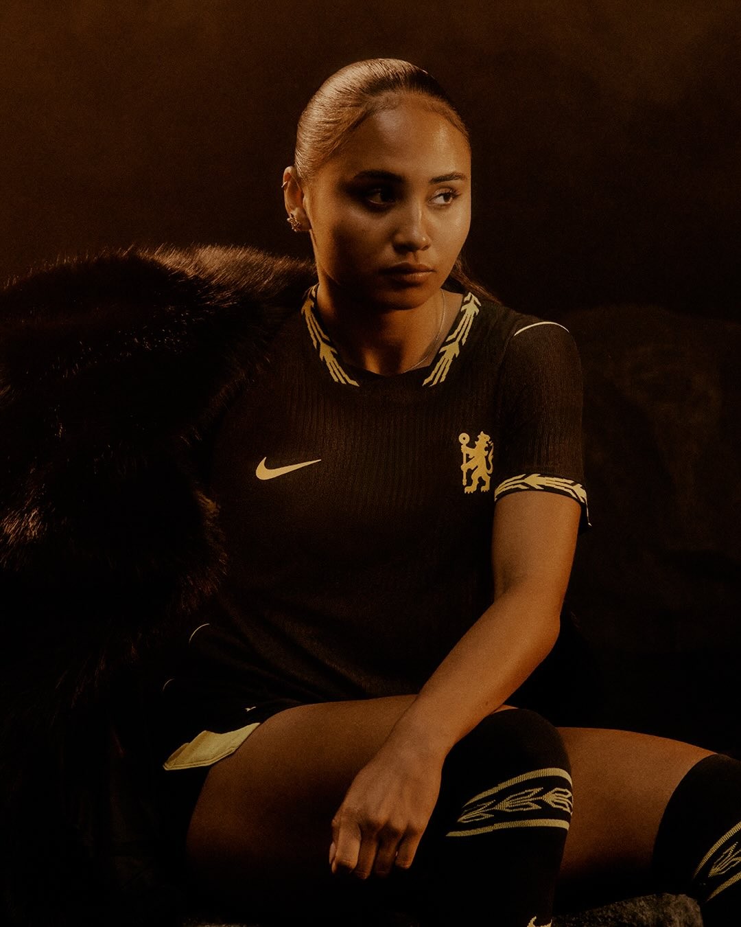 Maglia away del Chelsea 2026-2027: «Unleash The Lion», nero e oro per i Blues
