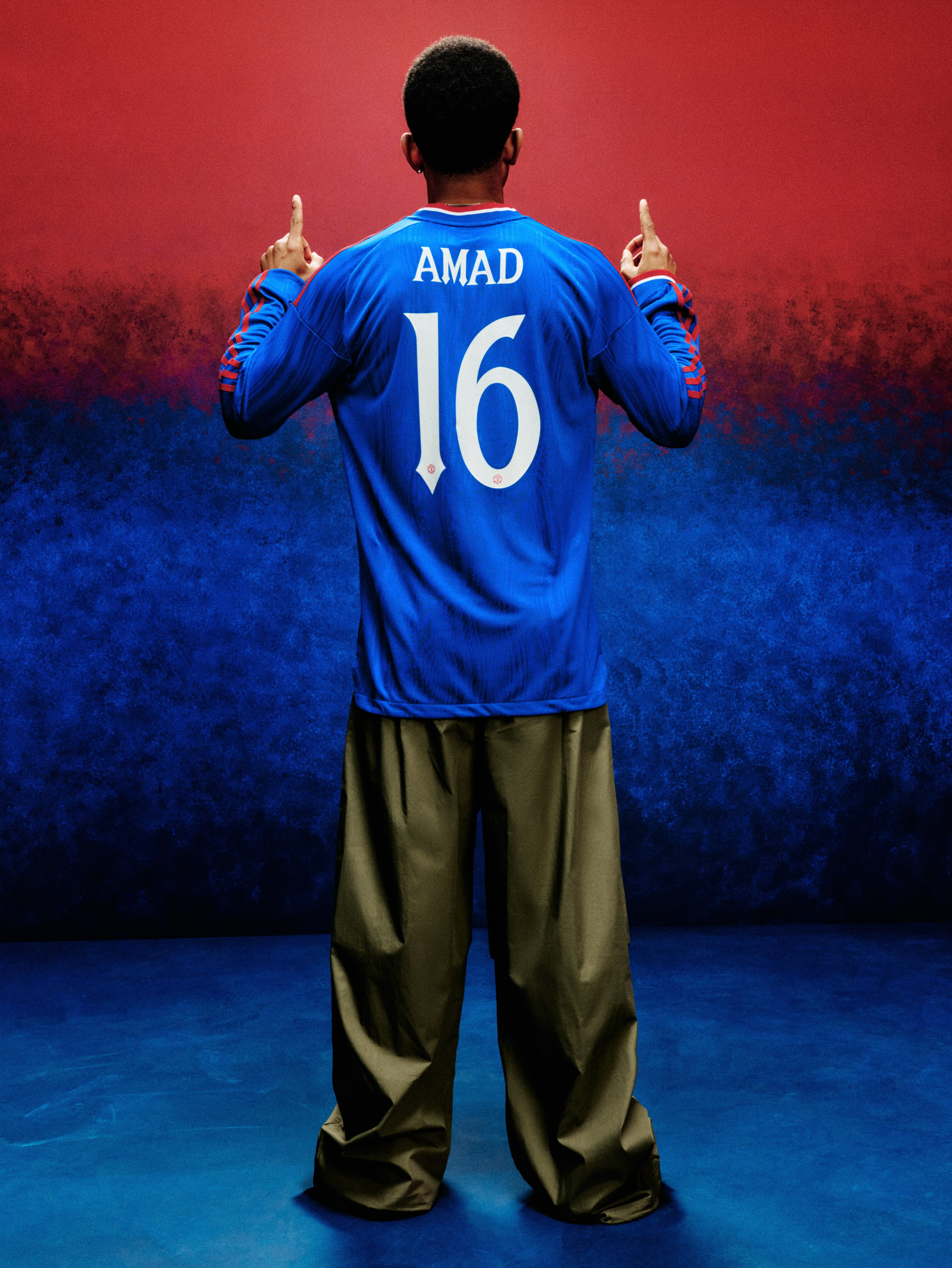 La maglia away del Manchester United 2026-2027 riporta l'iconico design blu
