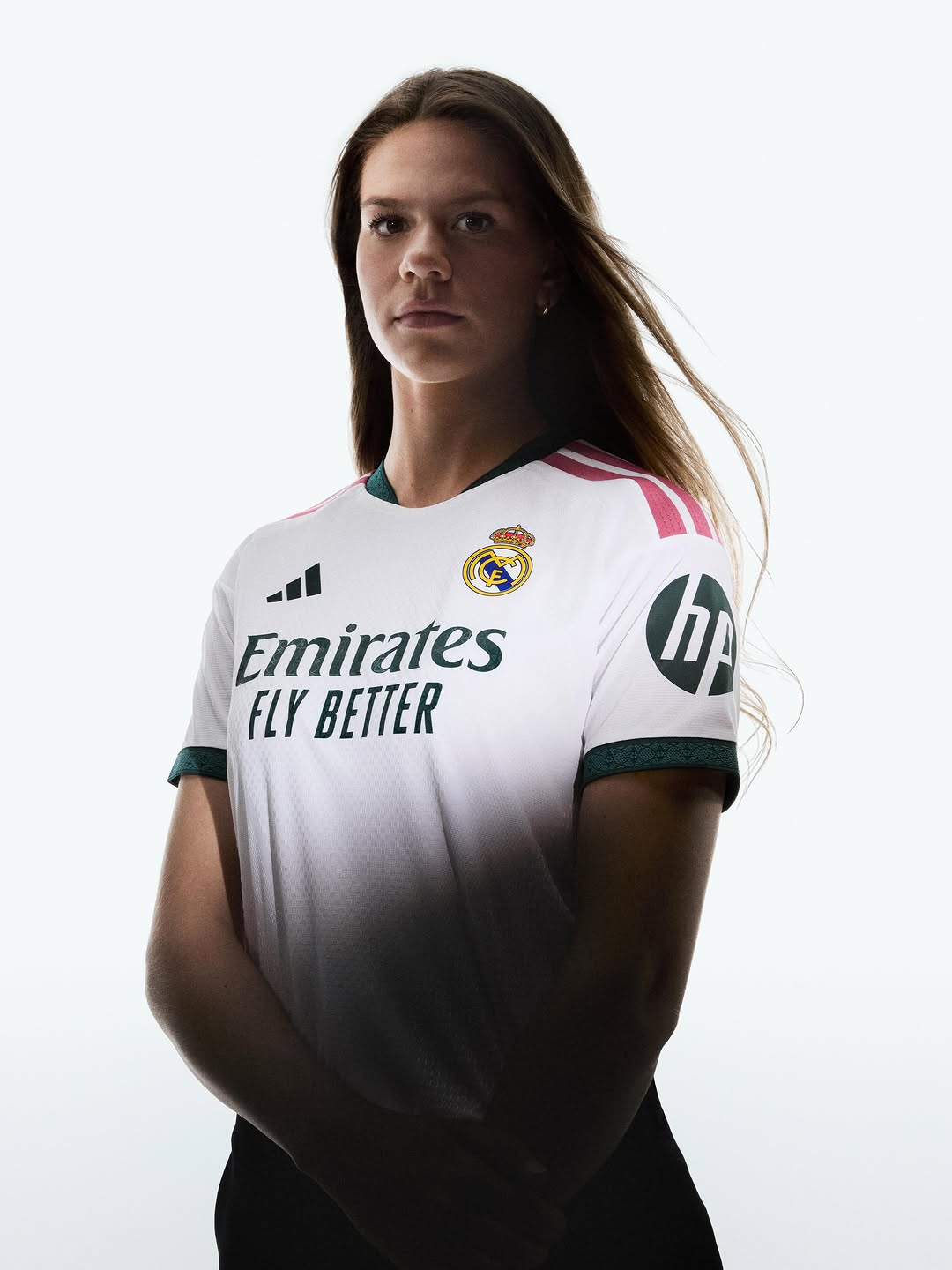 Maglia home Real Madrid 2026-2027 omaggio allo stemma!